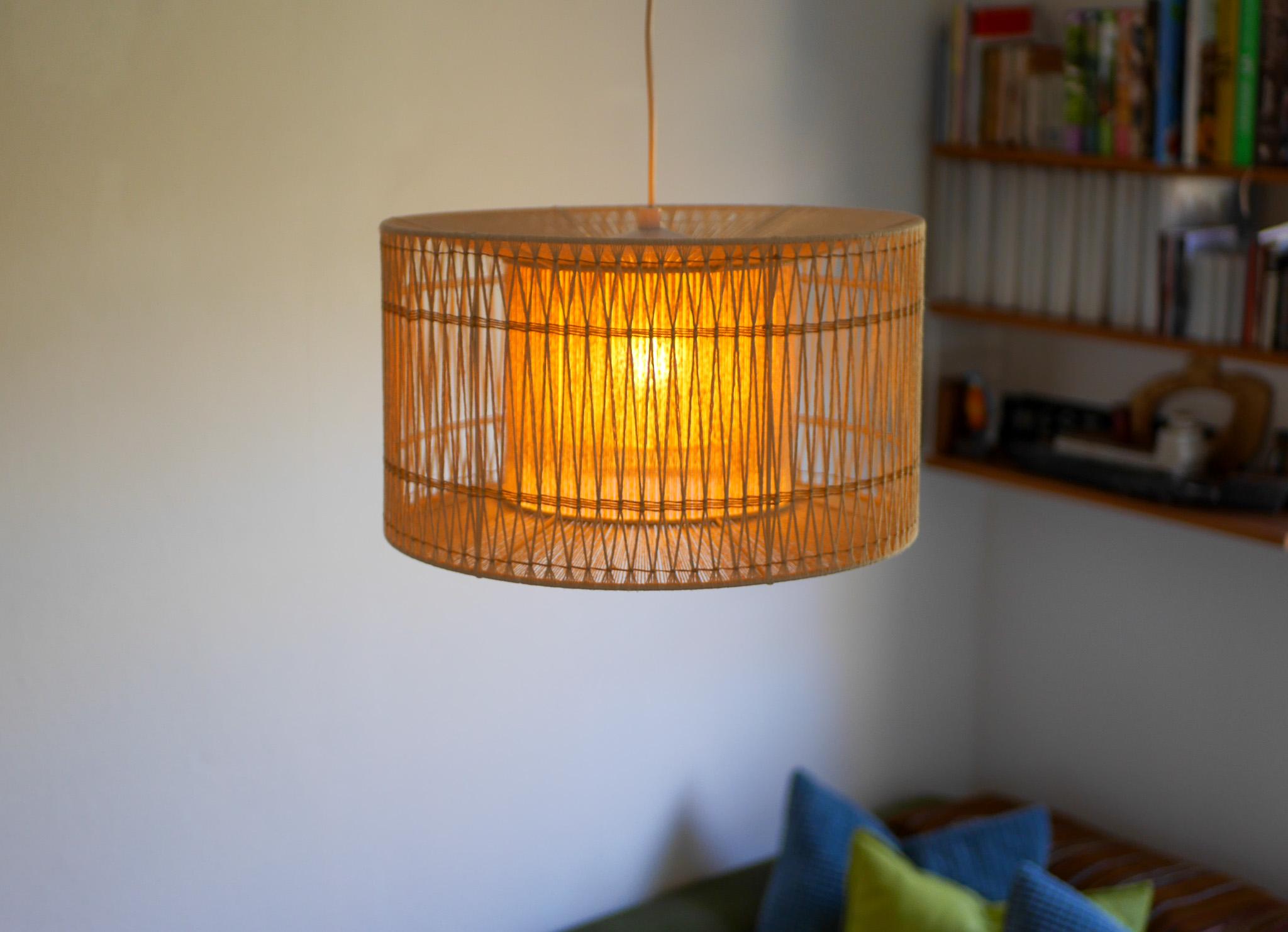 Mid-Century moderno Una grande lampada a sospensione o da soffitto in sisal, vintage anni '60, elegante design scandinavo in vendita