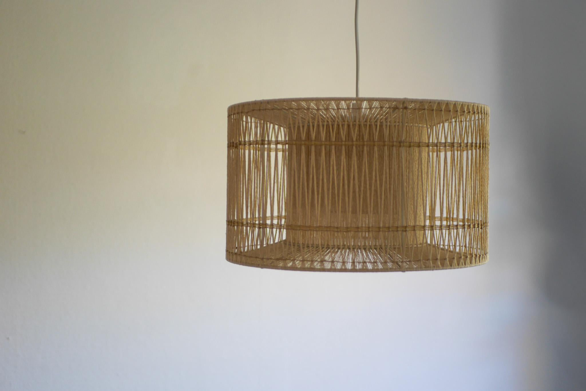 Svedese Una grande lampada a sospensione o da soffitto in sisal, vintage anni '60, elegante design scandinavo in vendita