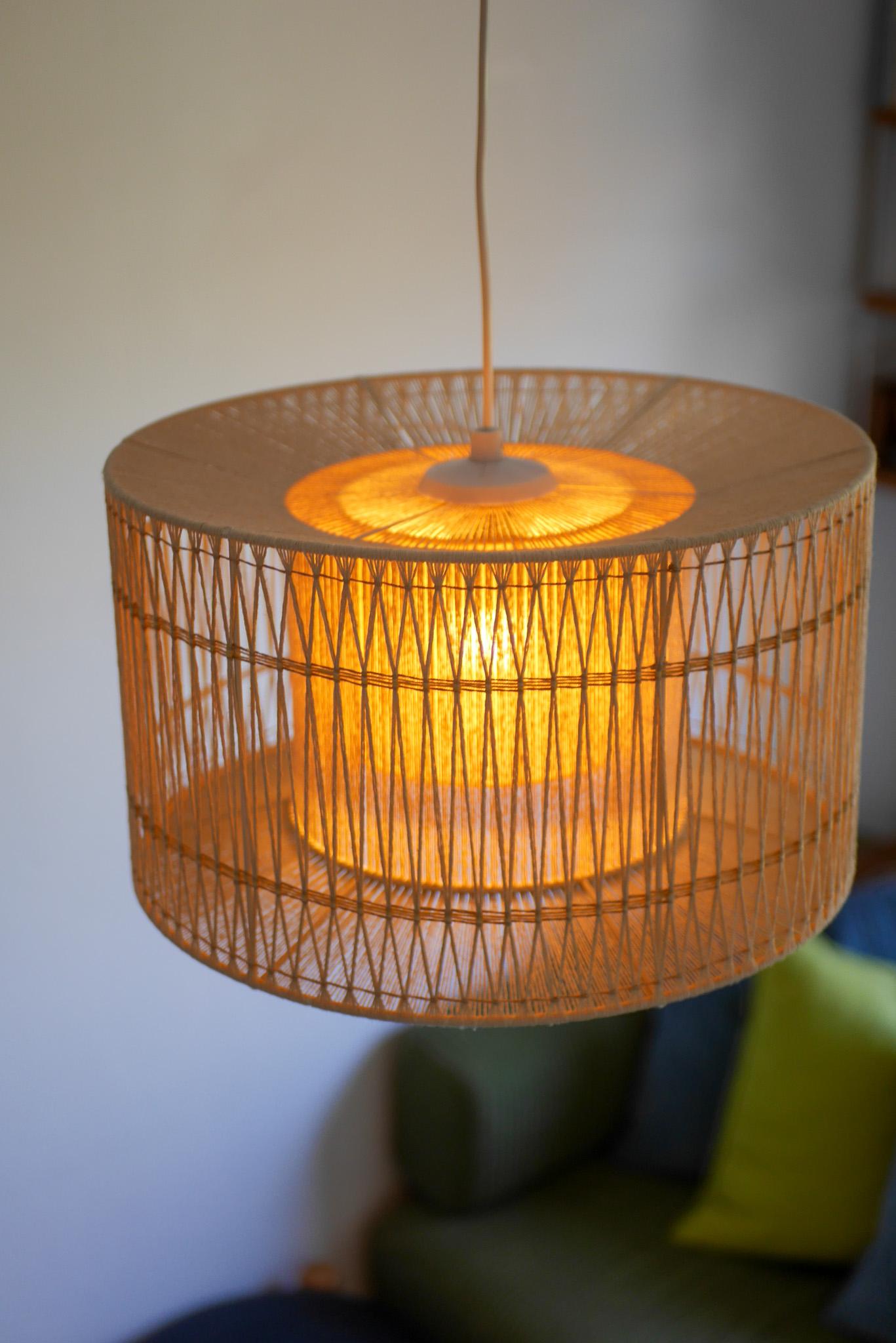Una grande lampada a sospensione o da soffitto in sisal, vintage anni '60, elegante design scandinavo In condizioni buone in vendita a Skarpnäck, SE