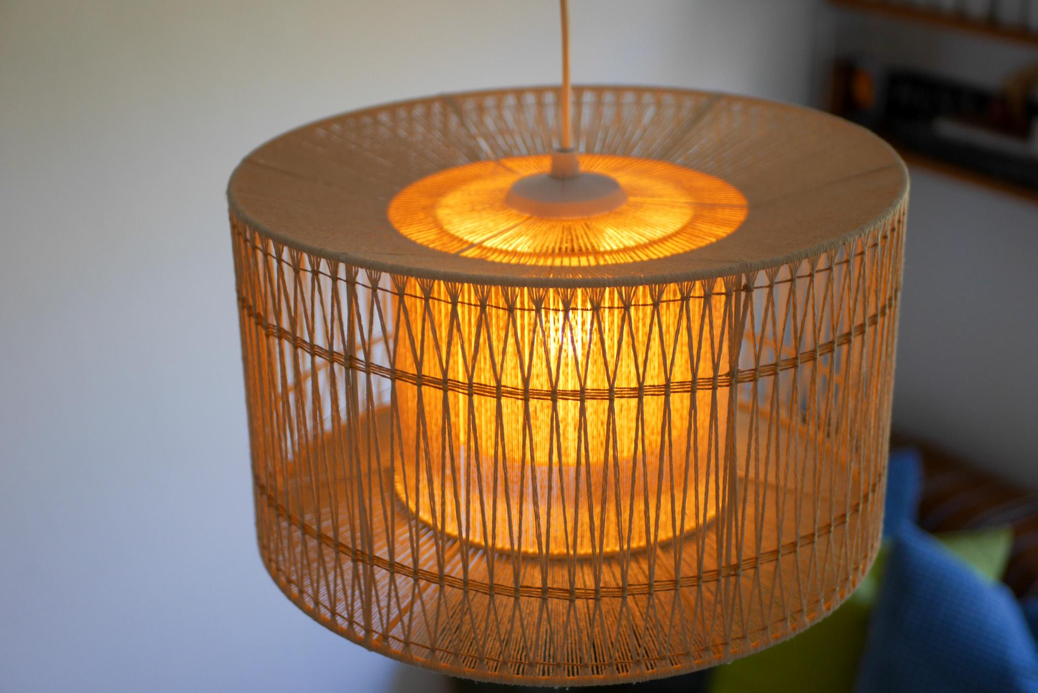 Fine XX secolo Una grande lampada a sospensione o da soffitto in sisal, vintage anni '60, elegante design scandinavo in vendita