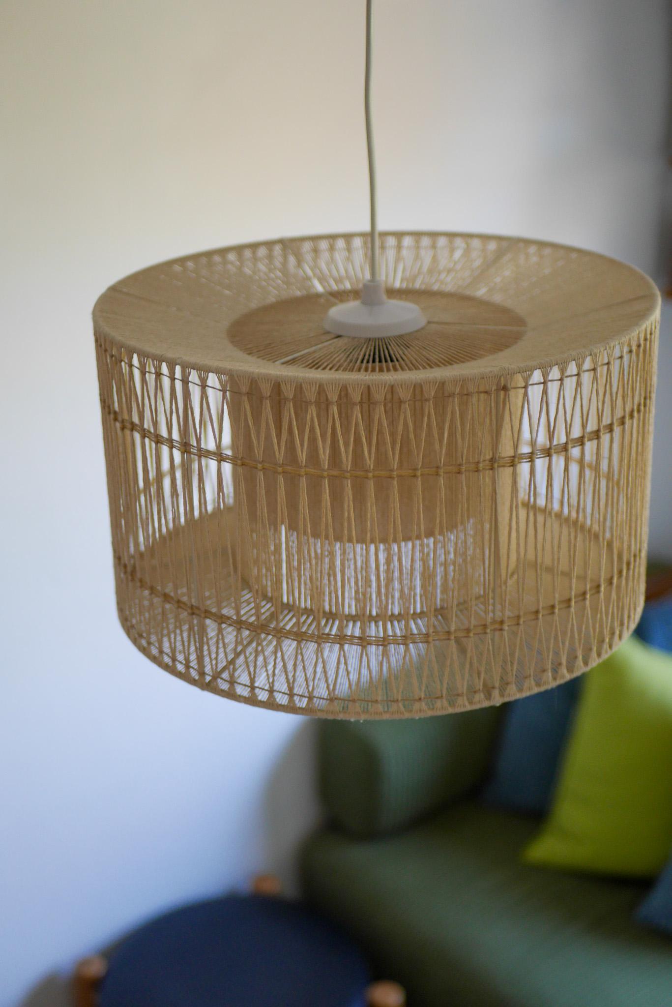 Rafia Una grande lampada a sospensione o da soffitto in sisal, vintage anni '60, elegante design scandinavo in vendita