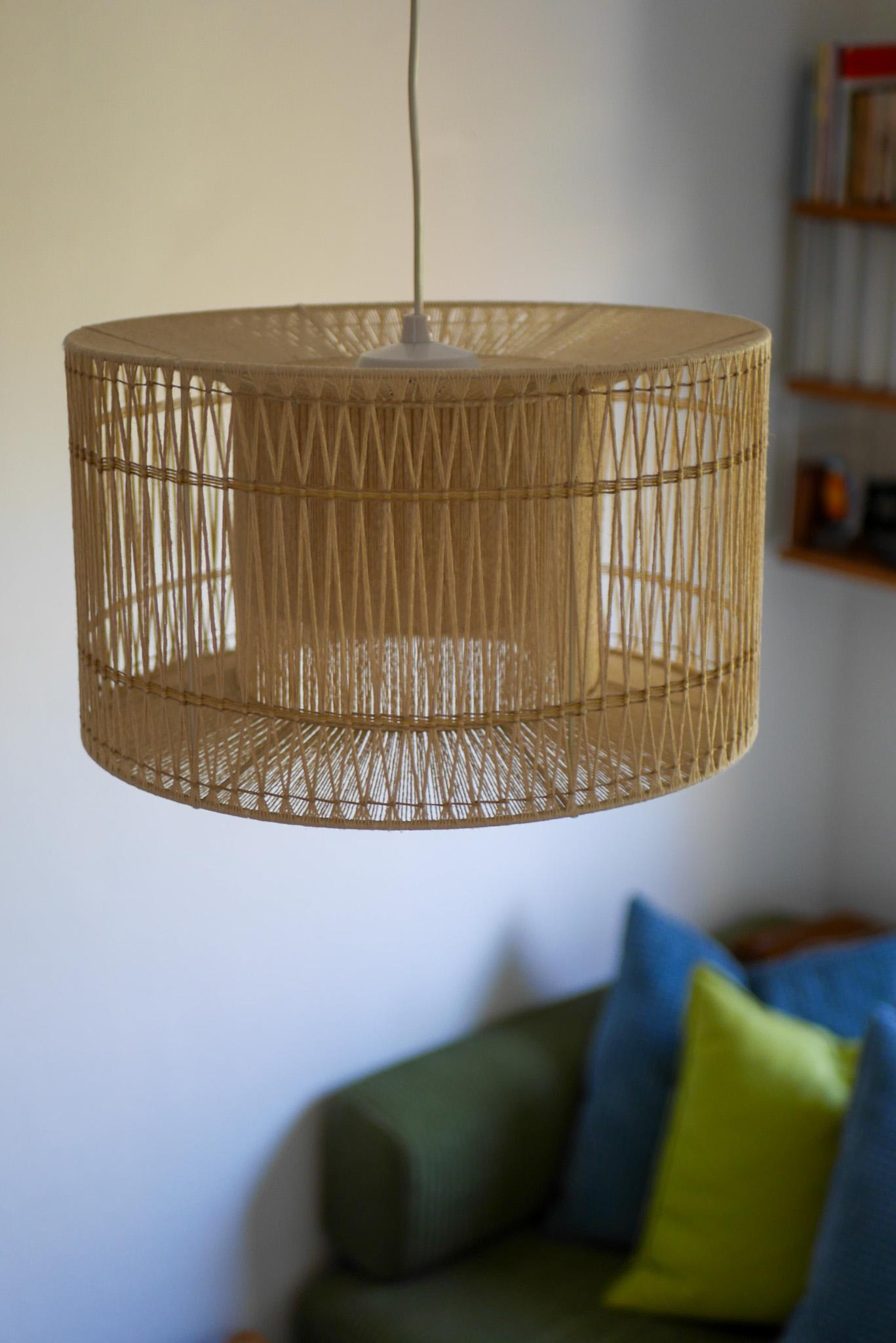 Una grande lampada a sospensione o da soffitto in sisal, vintage anni '60, elegante design scandinavo in vendita 3