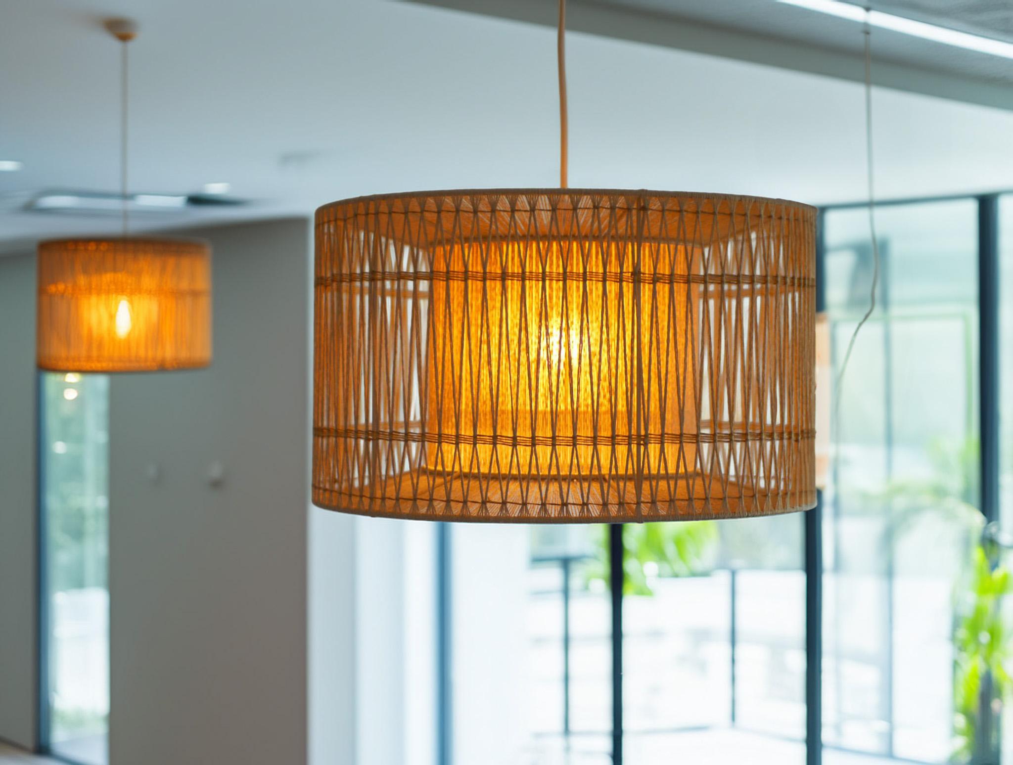 Una grande lampada a sospensione o da soffitto in sisal, vintage anni '60, elegante design scandinavo in vendita 1