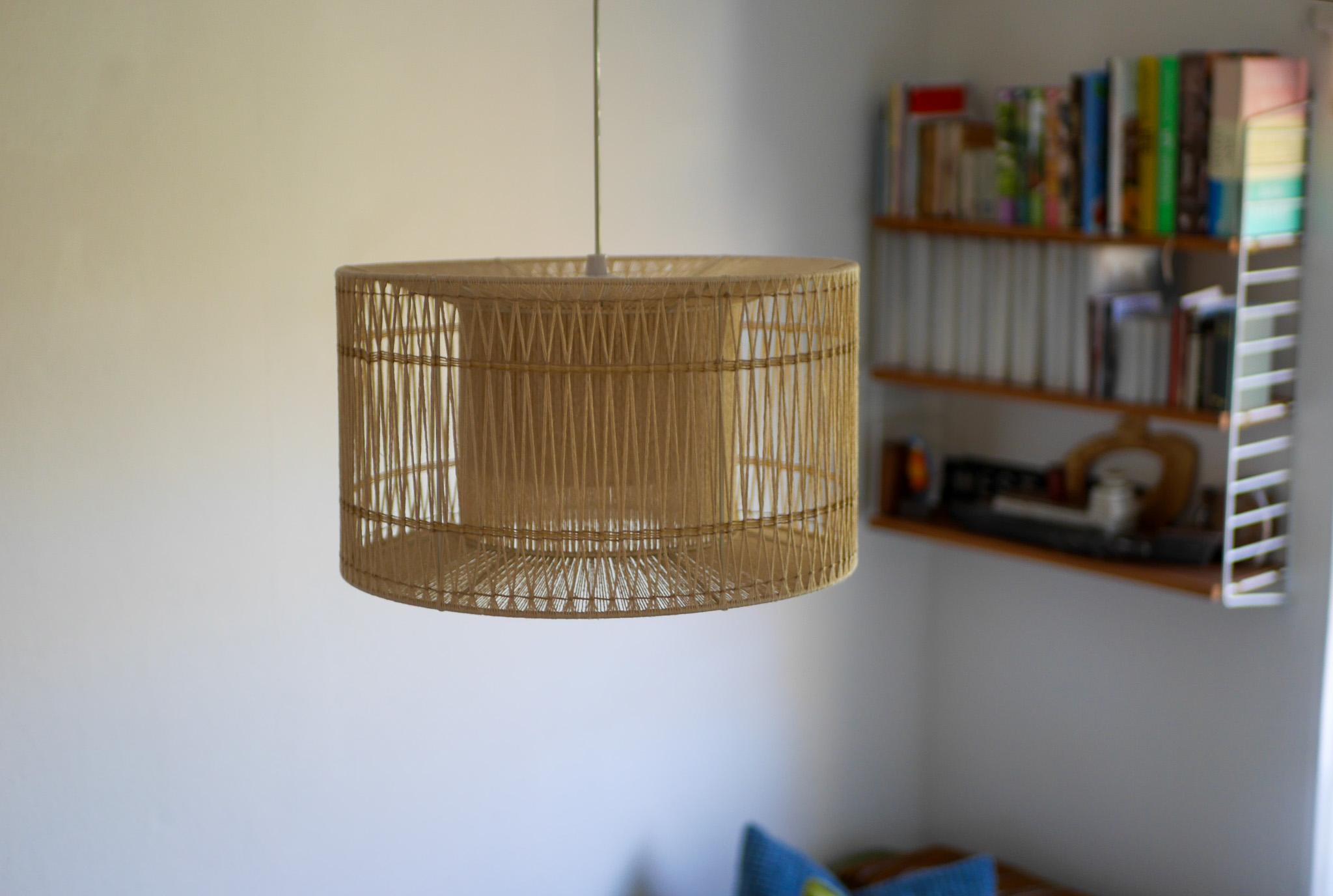 Una grande lampada a sospensione o da soffitto in sisal, vintage anni '60, elegante design scandinavo in vendita 4