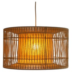 Una grande lampada a sospensione o da soffitto in sisal, vintage anni '60, elegante design scandinavo