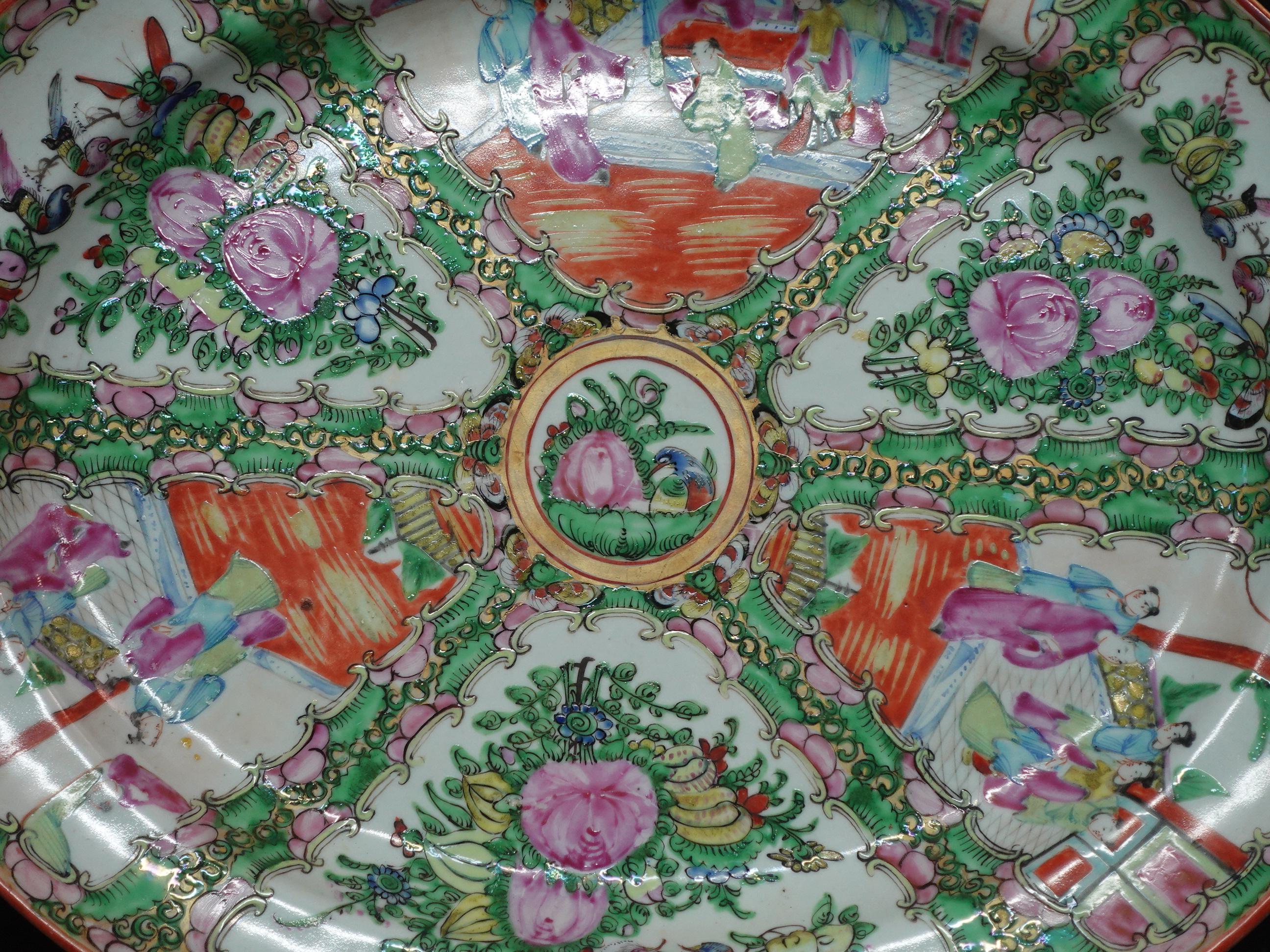 Qing Grand plateau en porcelaine chinois à médaillon de rose, Ric 059 en vente