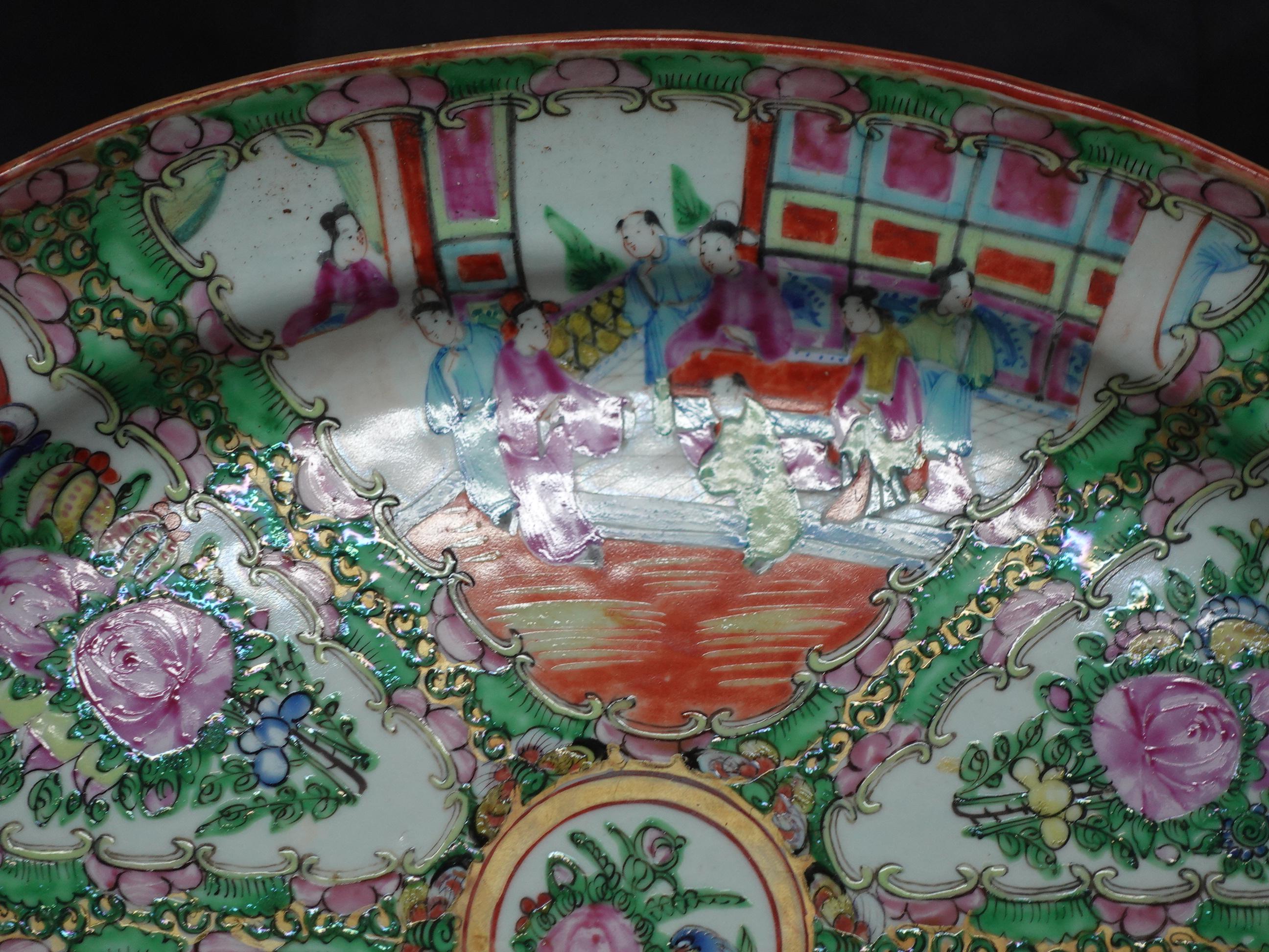 Chinois Grand plateau en porcelaine chinois à médaillon de rose, Ric 059 en vente