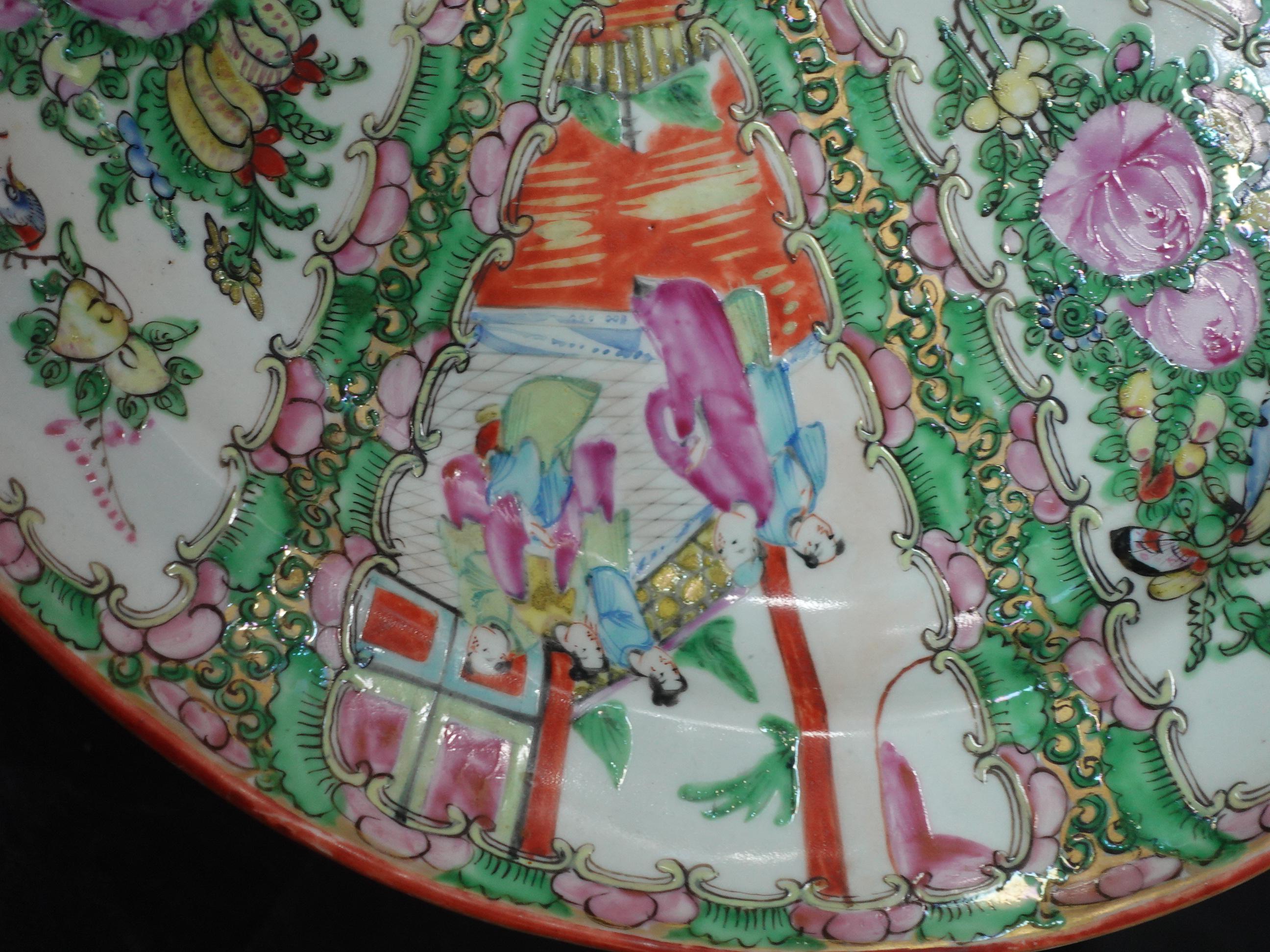 Grand plateau en porcelaine chinois à médaillon de rose, Ric 059 Bon état - En vente à Norton, MA
