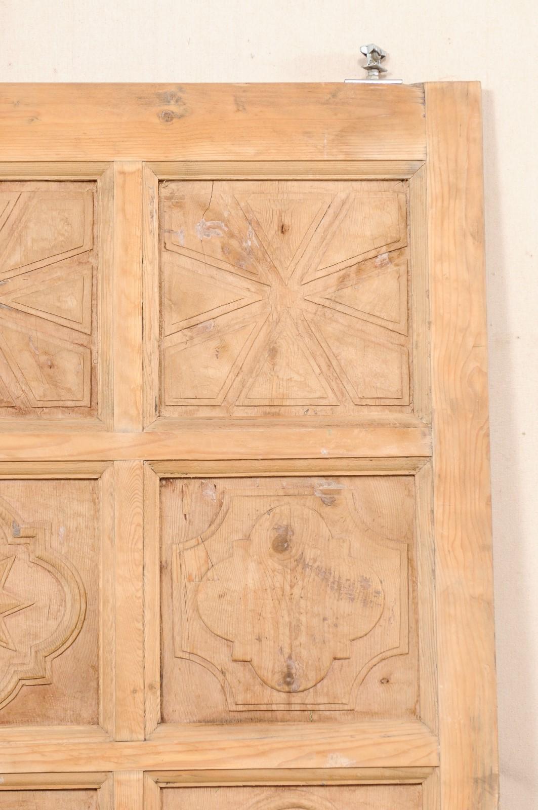 20ième siècle Une grande porte espagnole en bois avec panneaux sculptés décoratifs en vente