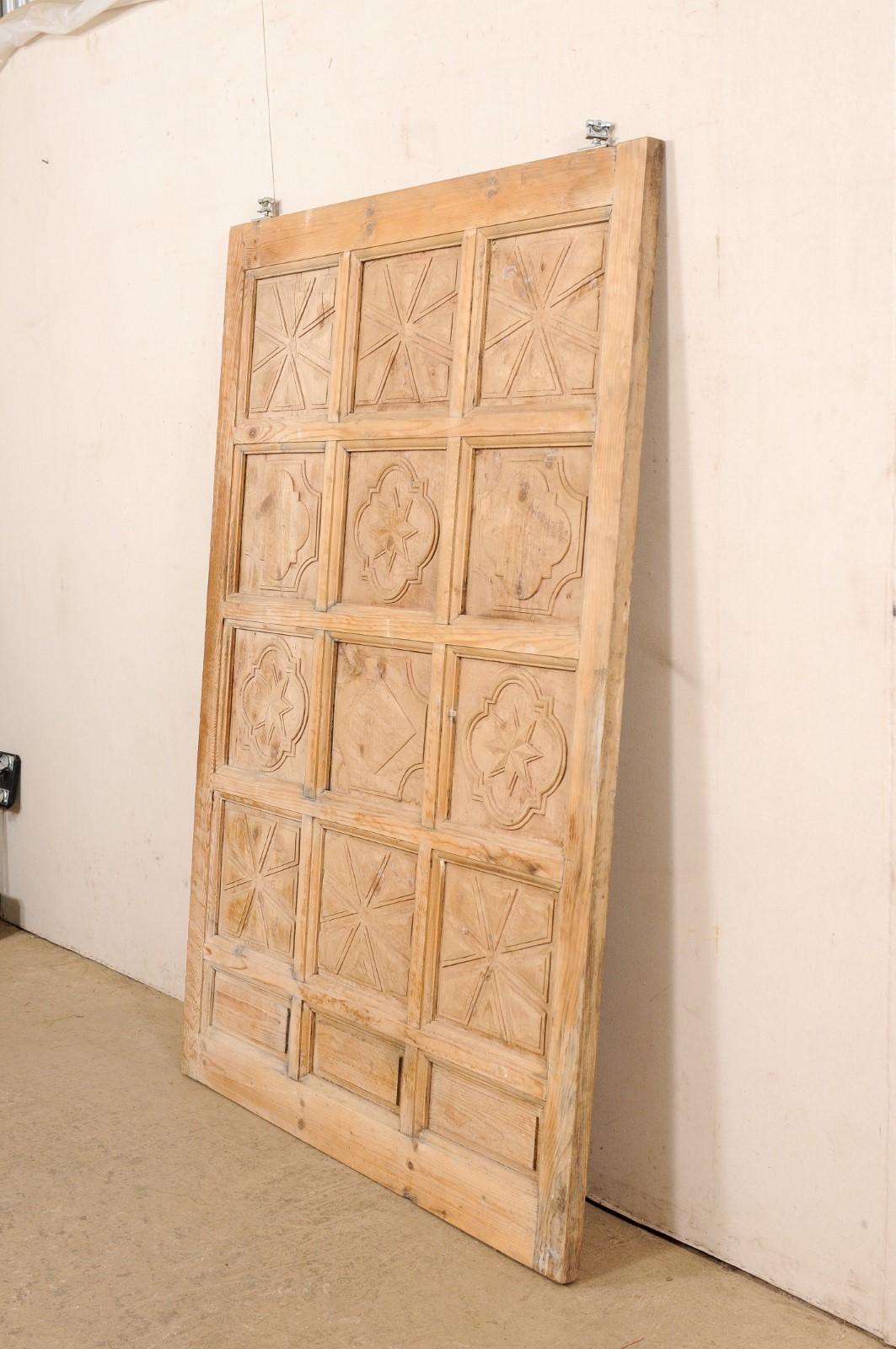 Une grande porte espagnole en bois avec panneaux sculptés décoratifs en vente 1