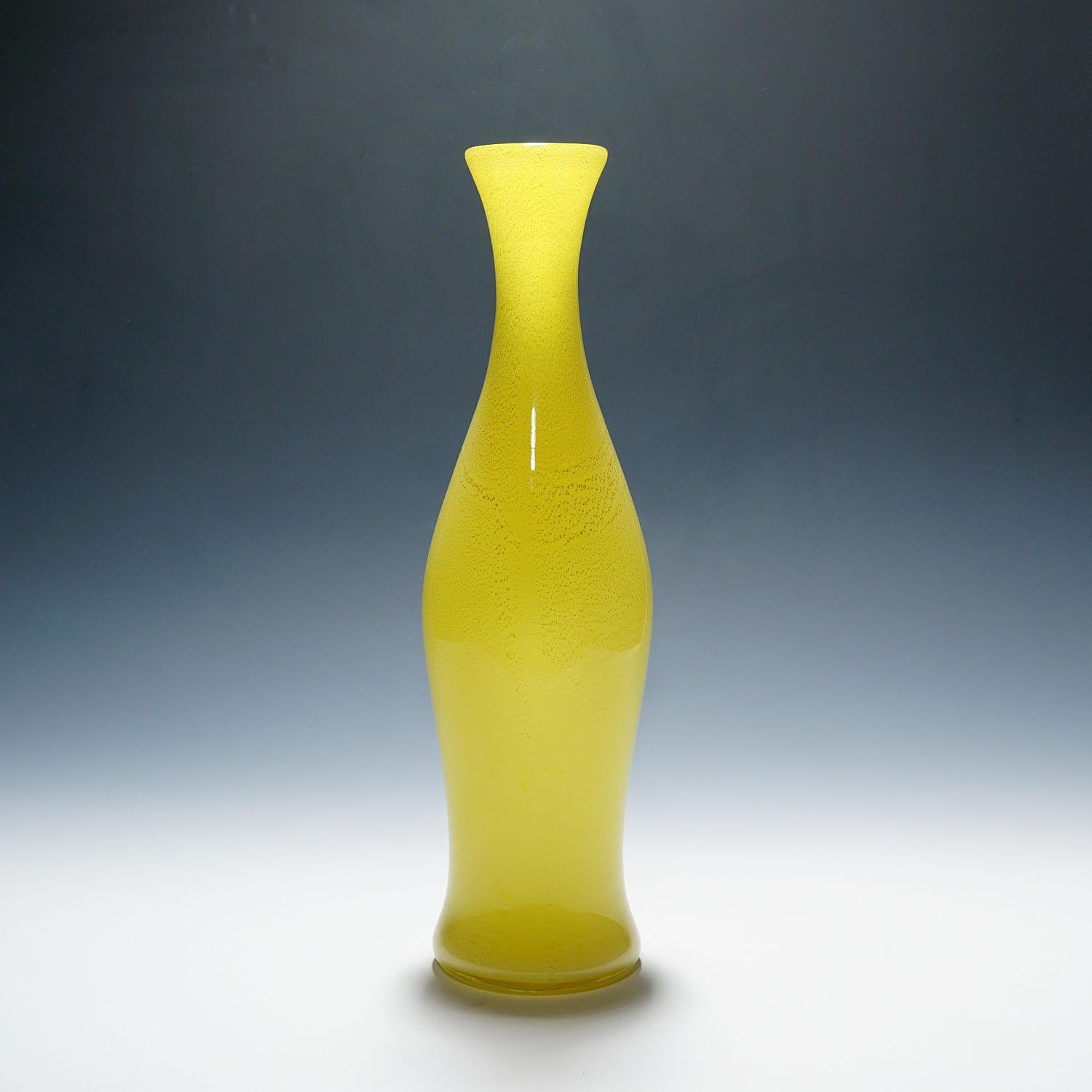 Grand vase en verre Soffiato de Galliano Ferro, Murano, vers 1950

Un grand vase en verre d'art fabriqué par Galliano Ferro et très probablement conçu par Giorigio Ferro ou Vinicio Vianello vers 1950. Verre fin en plusieurs couches de verre jaune,