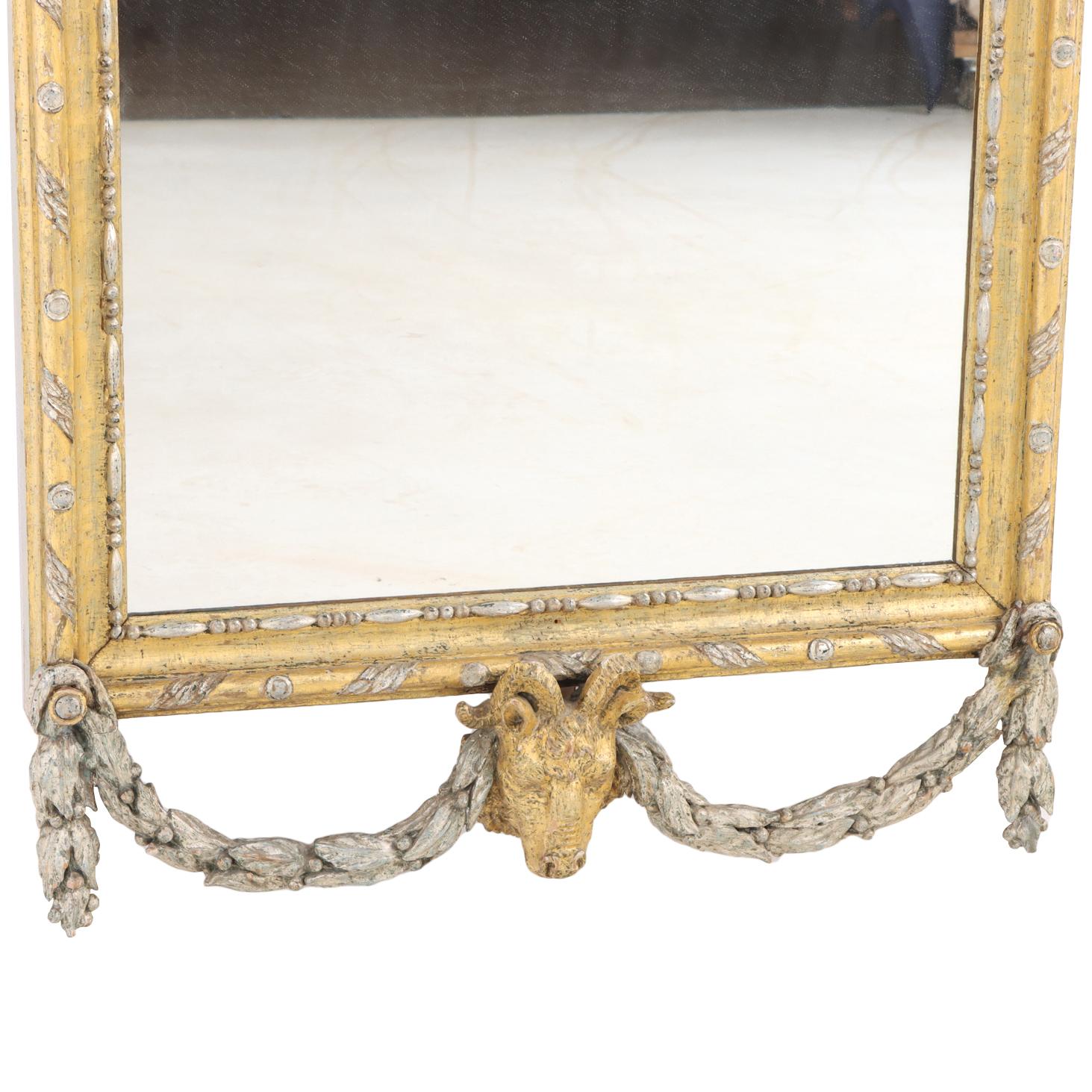 Neoclassico Grande specchio in legno dorato argentato dell'Italia meridionale, inizio XIX secolo. in vendita