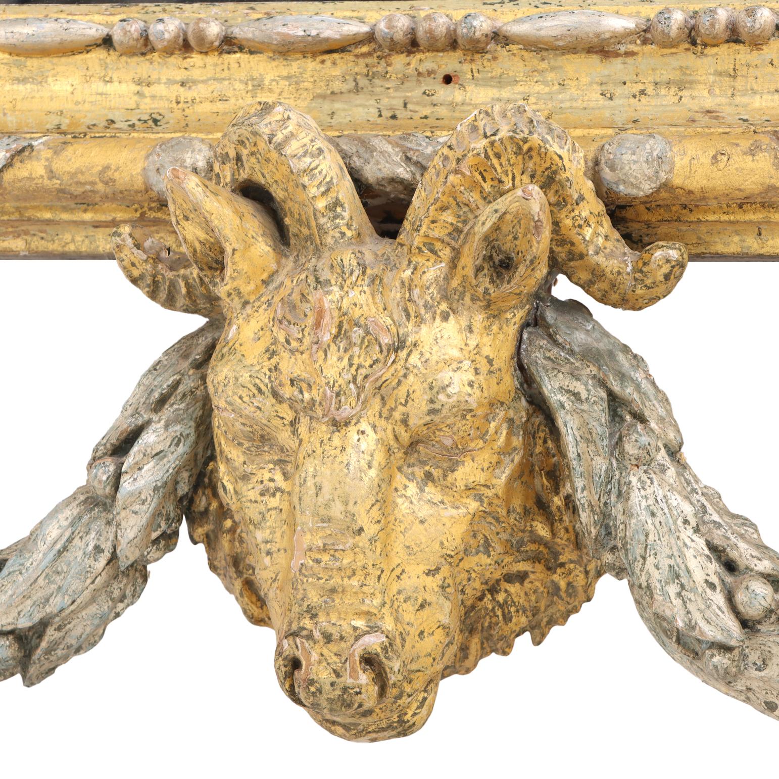 Intagliato Grande specchio in legno dorato argentato dell'Italia meridionale, inizio XIX secolo. in vendita