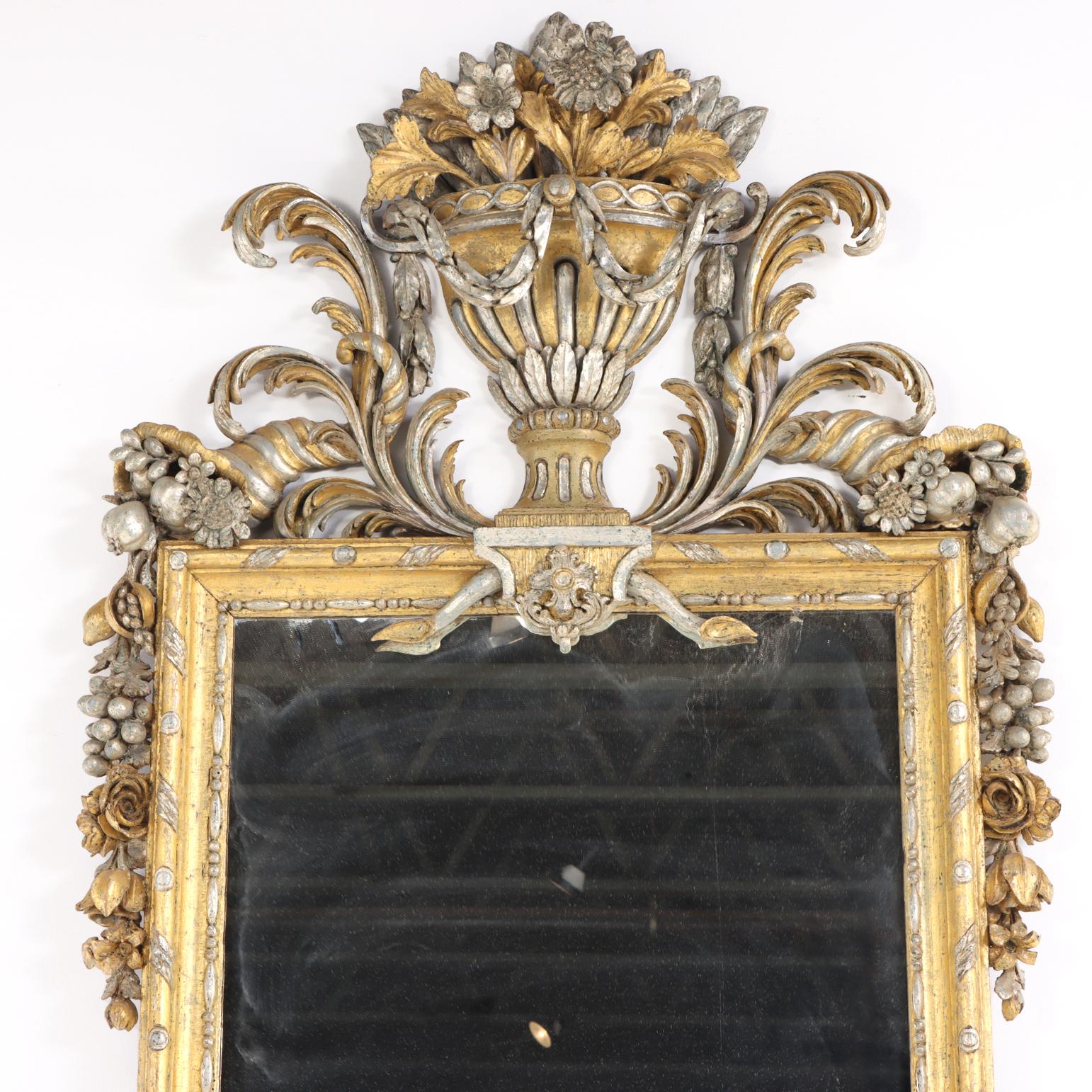 Specchio Grande specchio in legno dorato argentato dell'Italia meridionale, inizio XIX secolo. in vendita