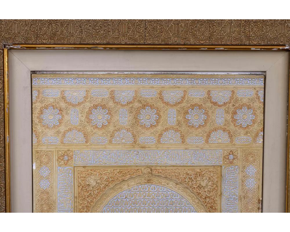 Rafael Contreras, Una grande targa architettonica dell'Alhambra spagnola.  

Fine del XIX secolo. Gesso policromo e dorato.  

Etichetta originale in carta stampata sul retro: 