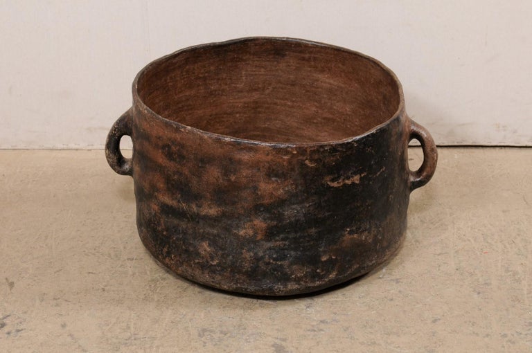 https://a.1stdibscdn.com/a-large-spanish-colonial-clay-cooking-pot-w-old-fire-patina-early-20th-c-for-sale-picture-10/f_8764/f_273297521644594122548/lrgacc2320_10__master.jpg?width=768