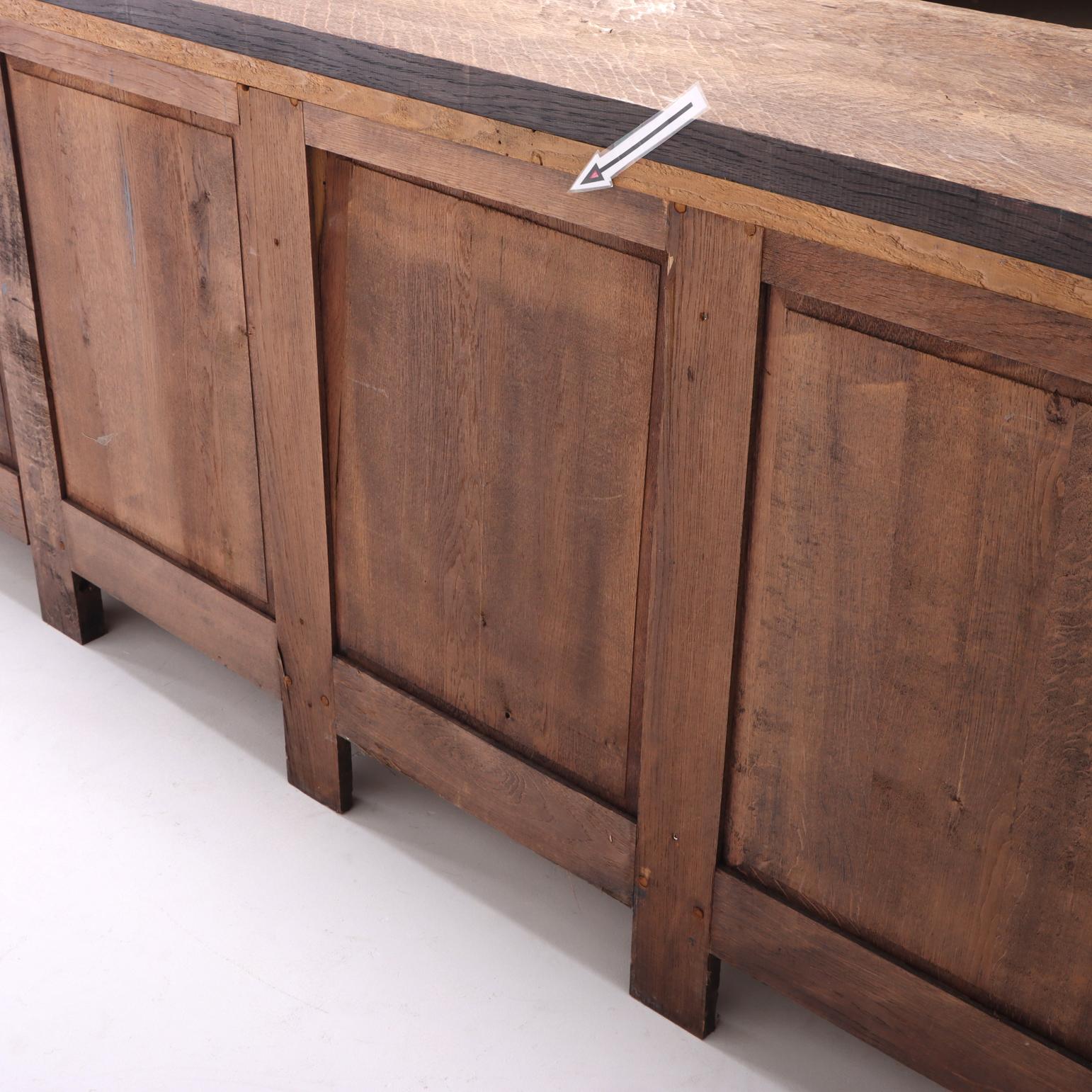 Brutalismo Una grande credenza in Oak spagnolo in stile brutalista, C.C. in vendita