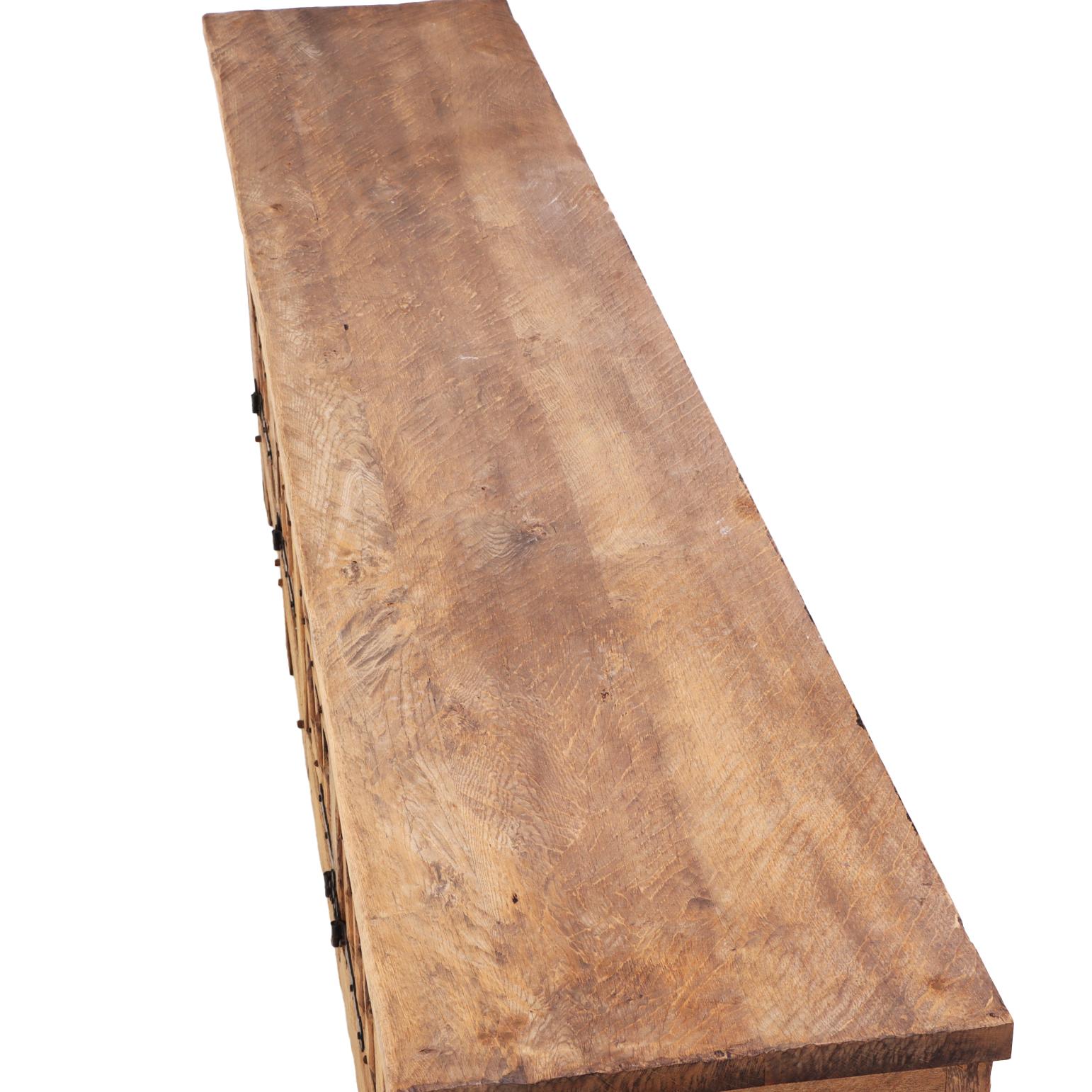 Ferro Una grande credenza in Oak spagnolo in stile brutalista, C.C. in vendita