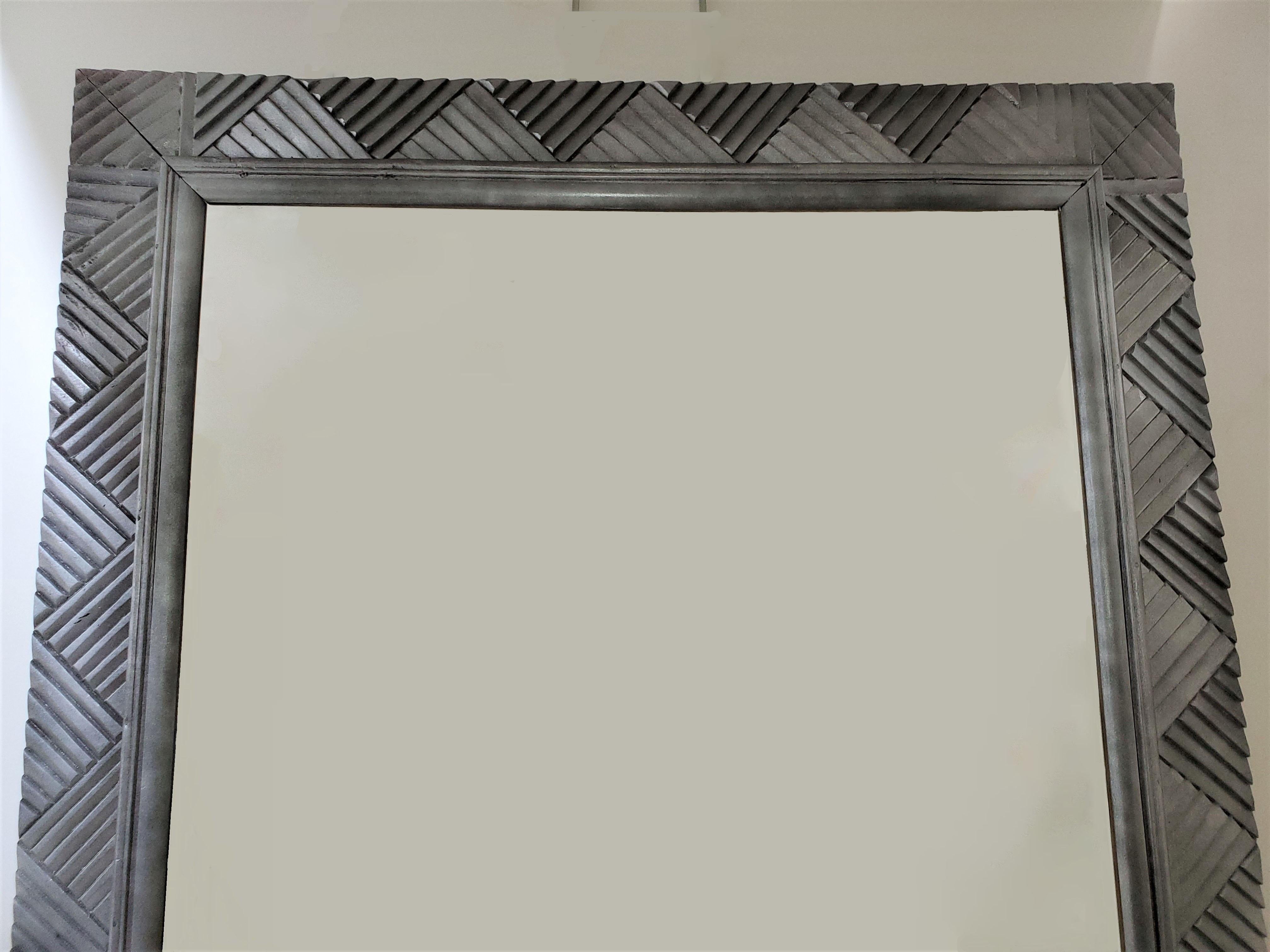 Großer quadratischer, geschnitzter Spiegel aus versilbertem Holz im Angebot 6