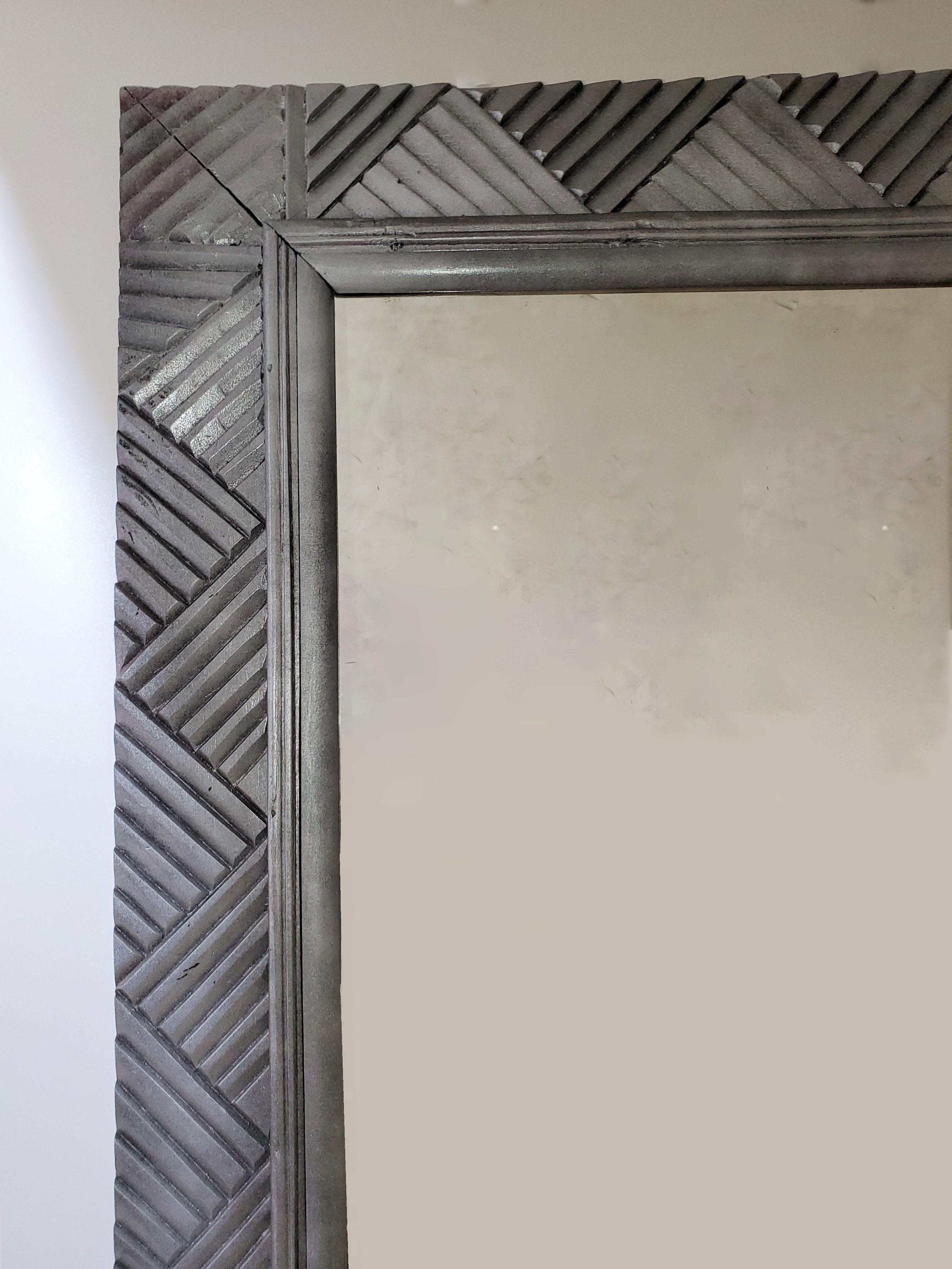 Großer quadratischer, geschnitzter Spiegel aus versilbertem Holz (Moderne) im Angebot