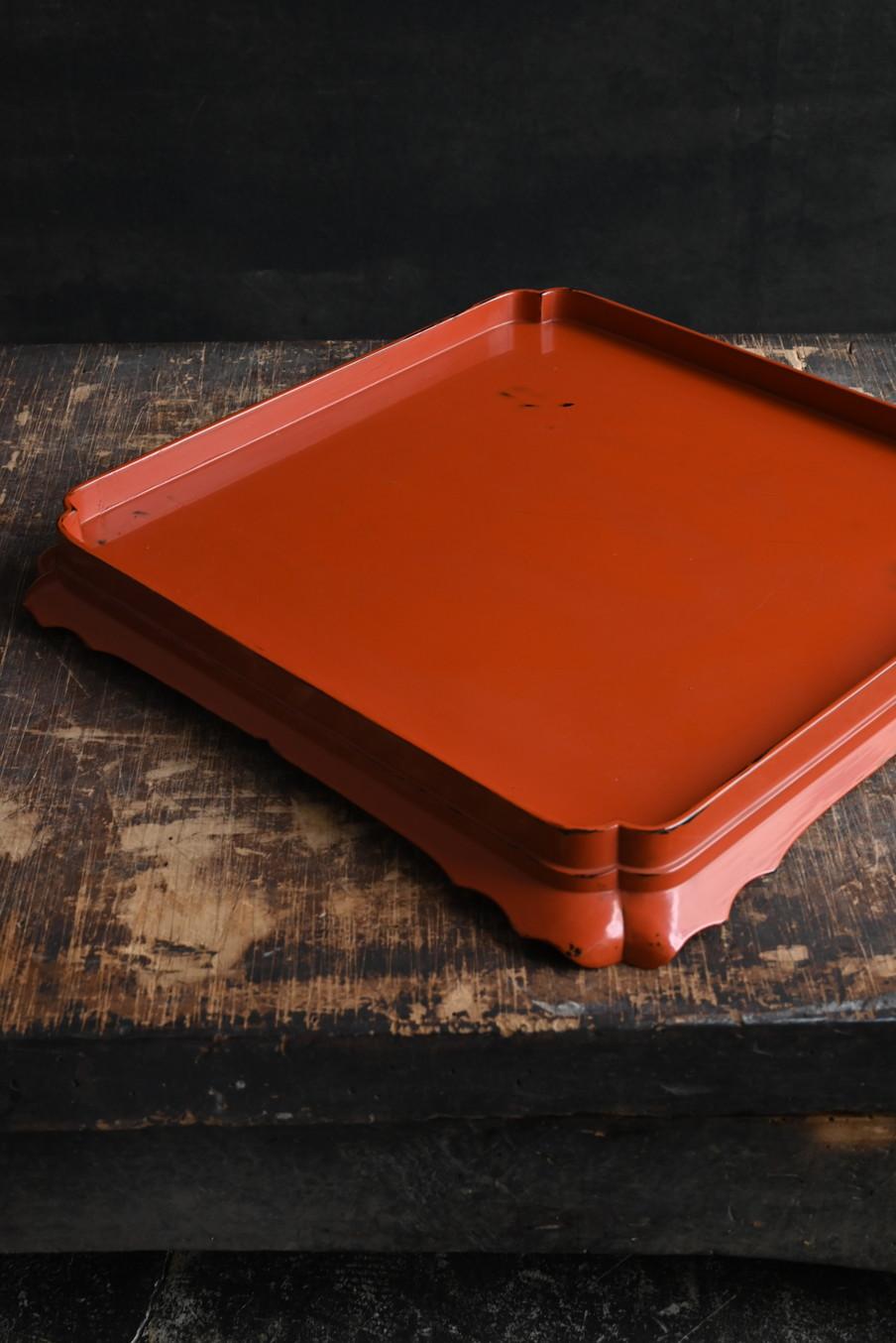 A large square tray made of Japanese antique lacquer / Late Edo period/19th In Good Condition For Sale In Sammu-shi, Chiba
