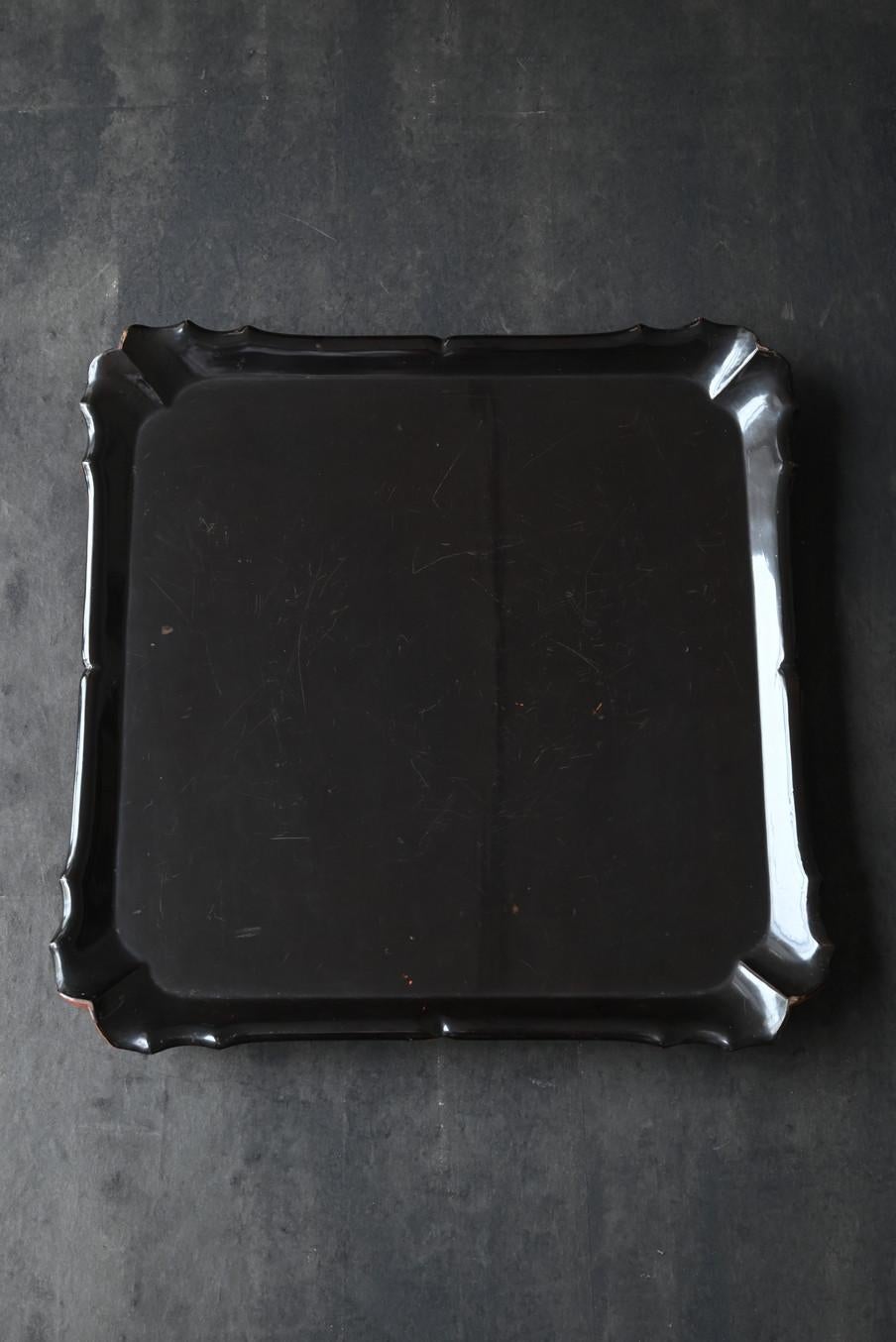 Lacquer A large square tray made of Japanese antique lacquer / Late Edo period/19th For Sale