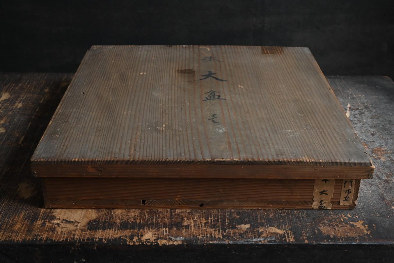 A large square tray made of Japanese antique lacquer / Late Edo period/19th For Sale 1