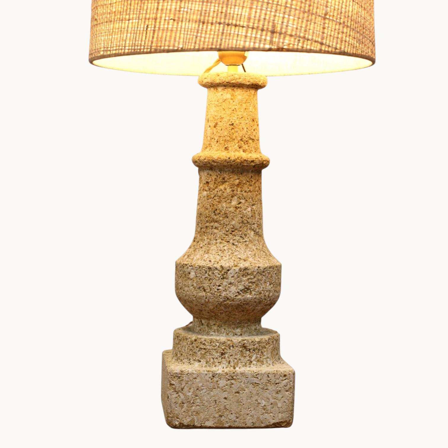 Eine große Steinlampe, Frankreich 60er Jahre. im Zustand „Gut“ im Angebot in VILLERS-SUR-MER, FR