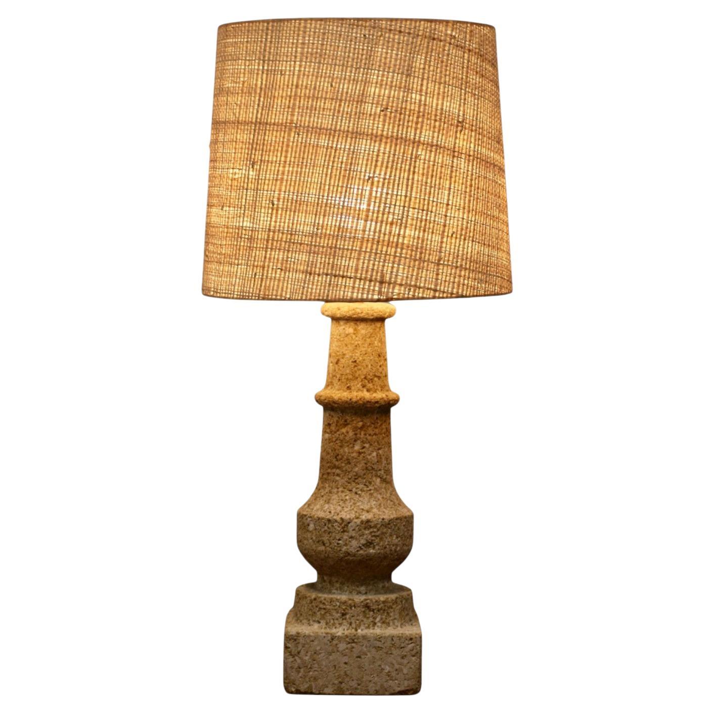 Eine große Steinlampe, Frankreich 60er Jahre. im Angebot