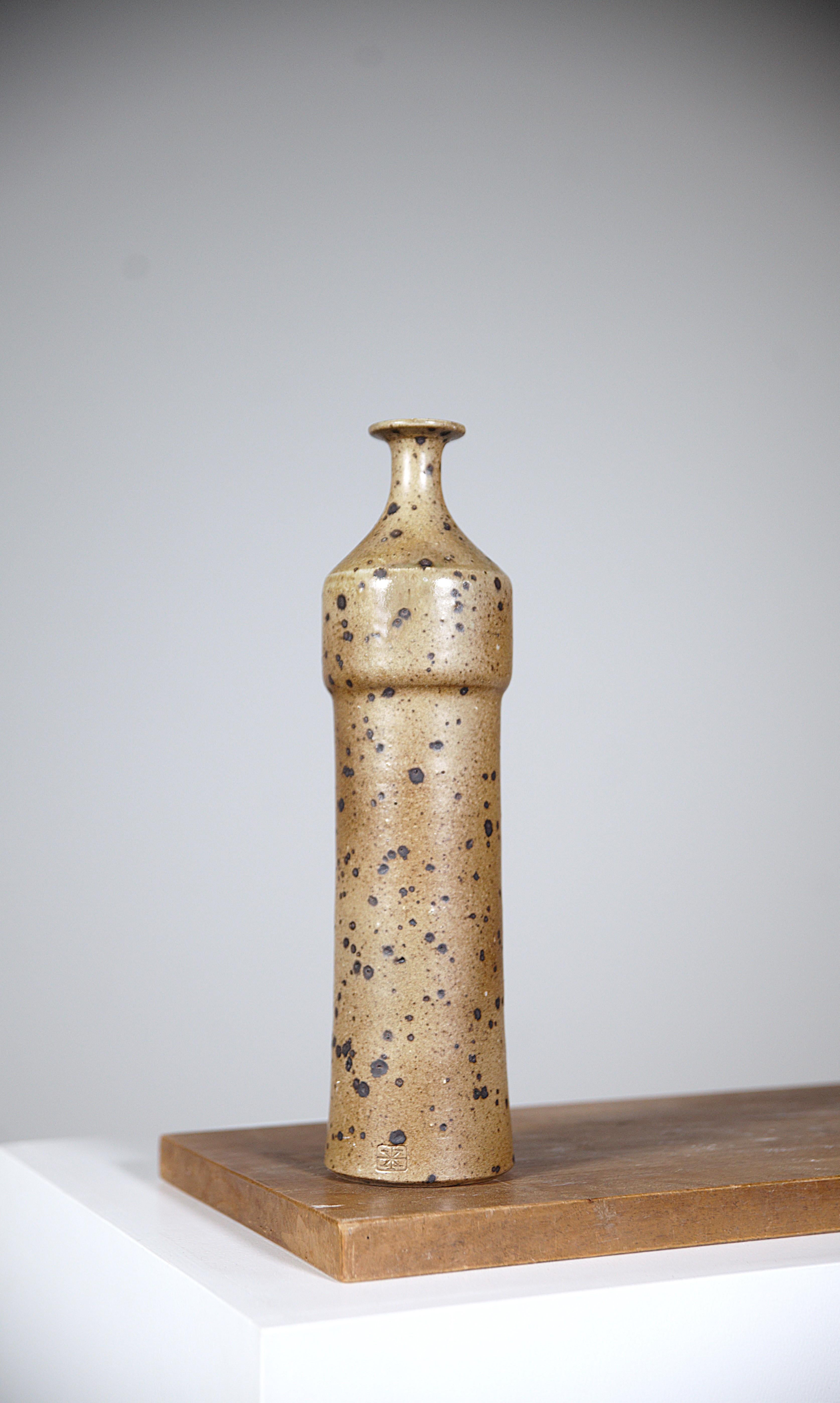 Una grande bottiglia in gres di Robert Deblander Francia, anni '70.

Firmato sotto e timbrato.

Bellissimo colore del gres trasparente.

In ottime condizioni.

Altezza: 36 cm  Diametro della base: 9 cm