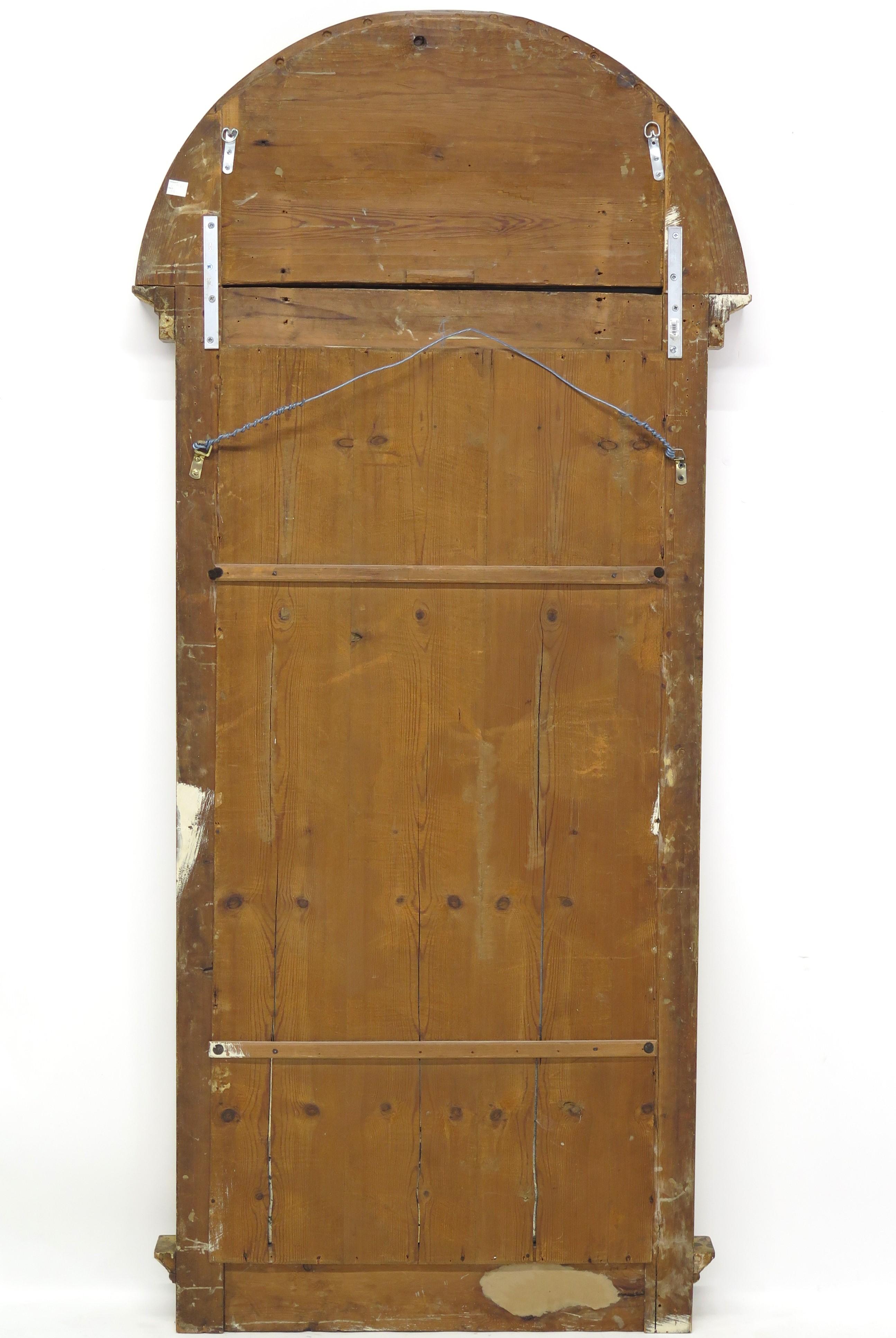 Gran espejo de muelle neoclásico sueco de madera dorada, hacia 1820, con cresta arqueada en venta 2