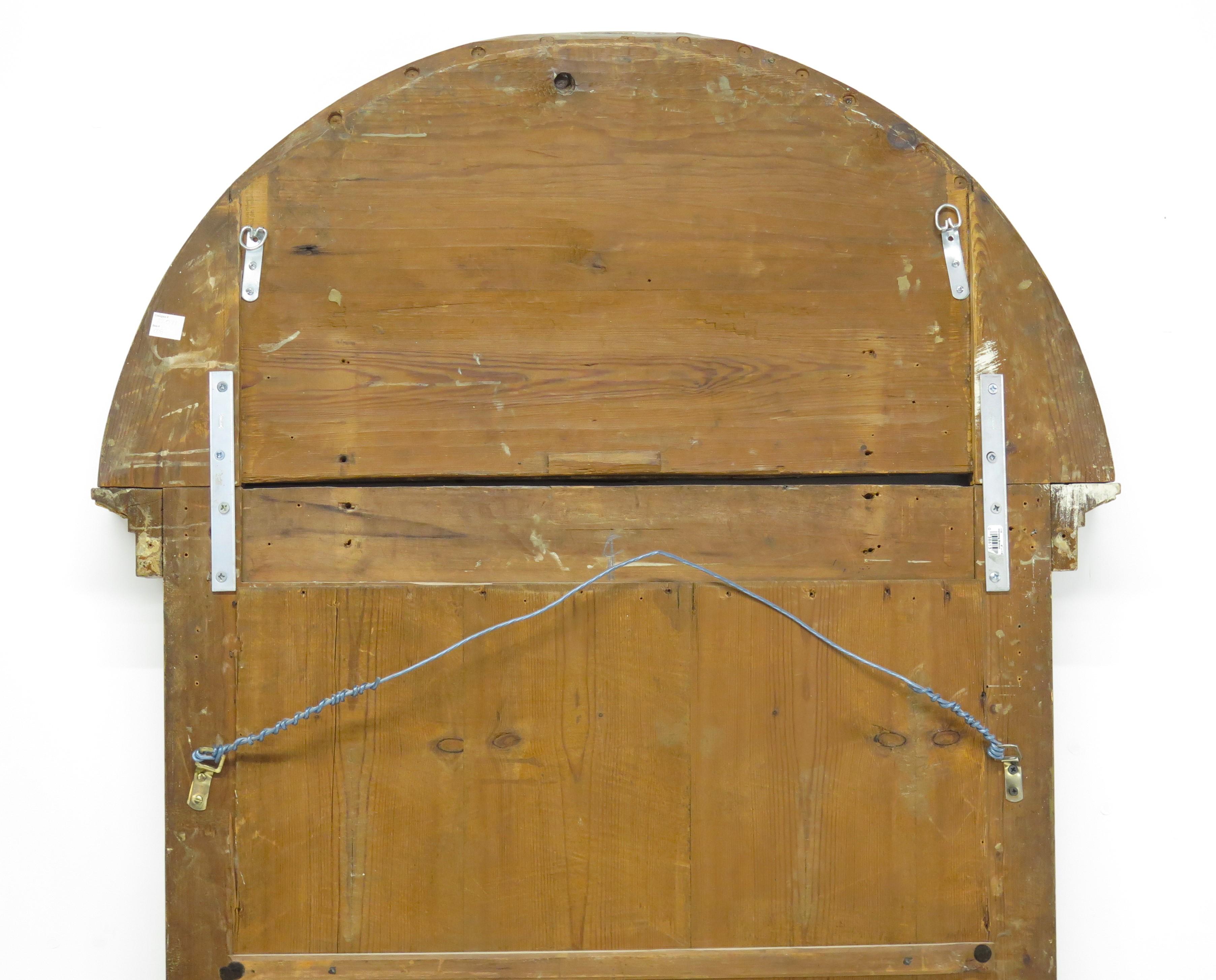 Gran espejo de muelle neoclásico sueco de madera dorada, hacia 1820, con cresta arqueada en venta 3