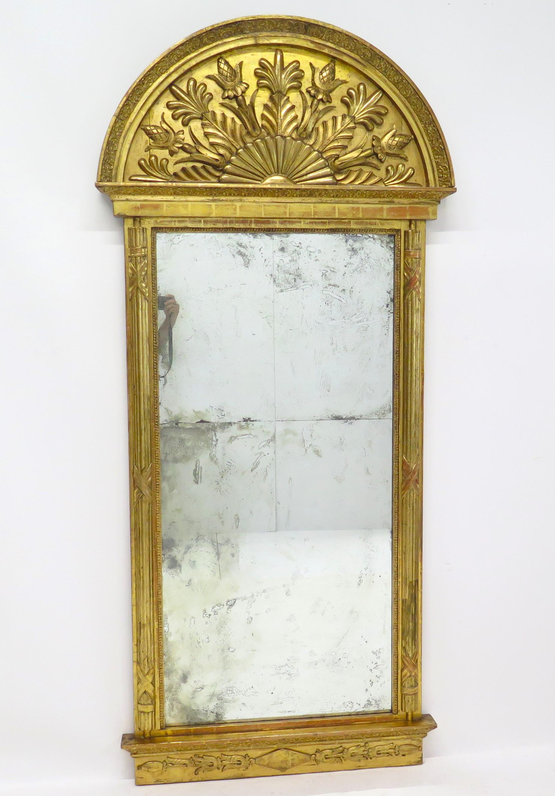 Gran espejo de muelle neoclásico sueco de madera dorada, hacia 1820, con cresta arqueada en venta 5