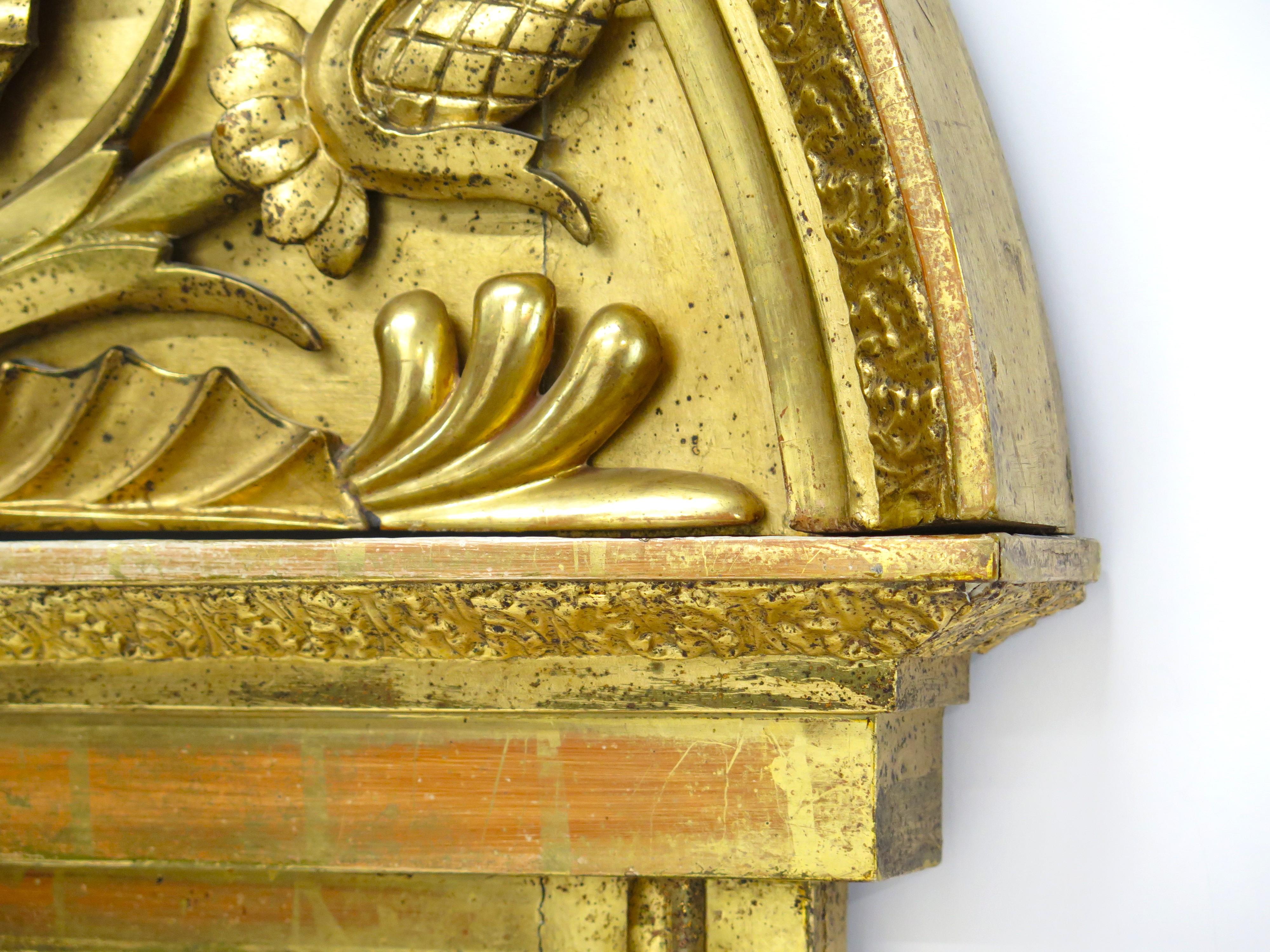 Gran espejo de muelle neoclásico sueco de madera dorada, hacia 1820, con cresta arqueada Neoclásico en venta