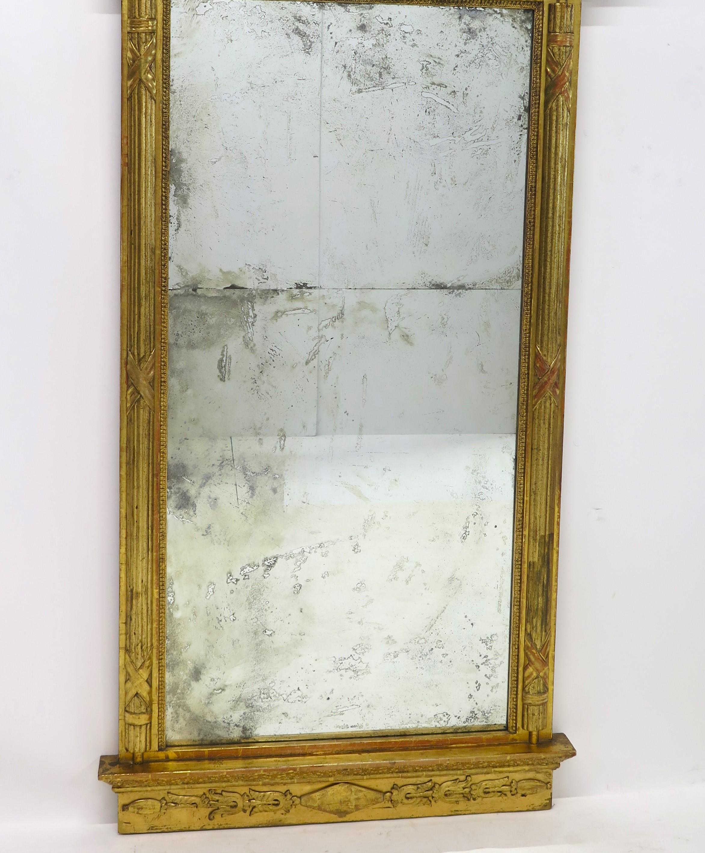 Gran espejo de muelle neoclásico sueco de madera dorada, hacia 1820, con cresta arqueada en Bueno estado para la venta en Dallas, TX