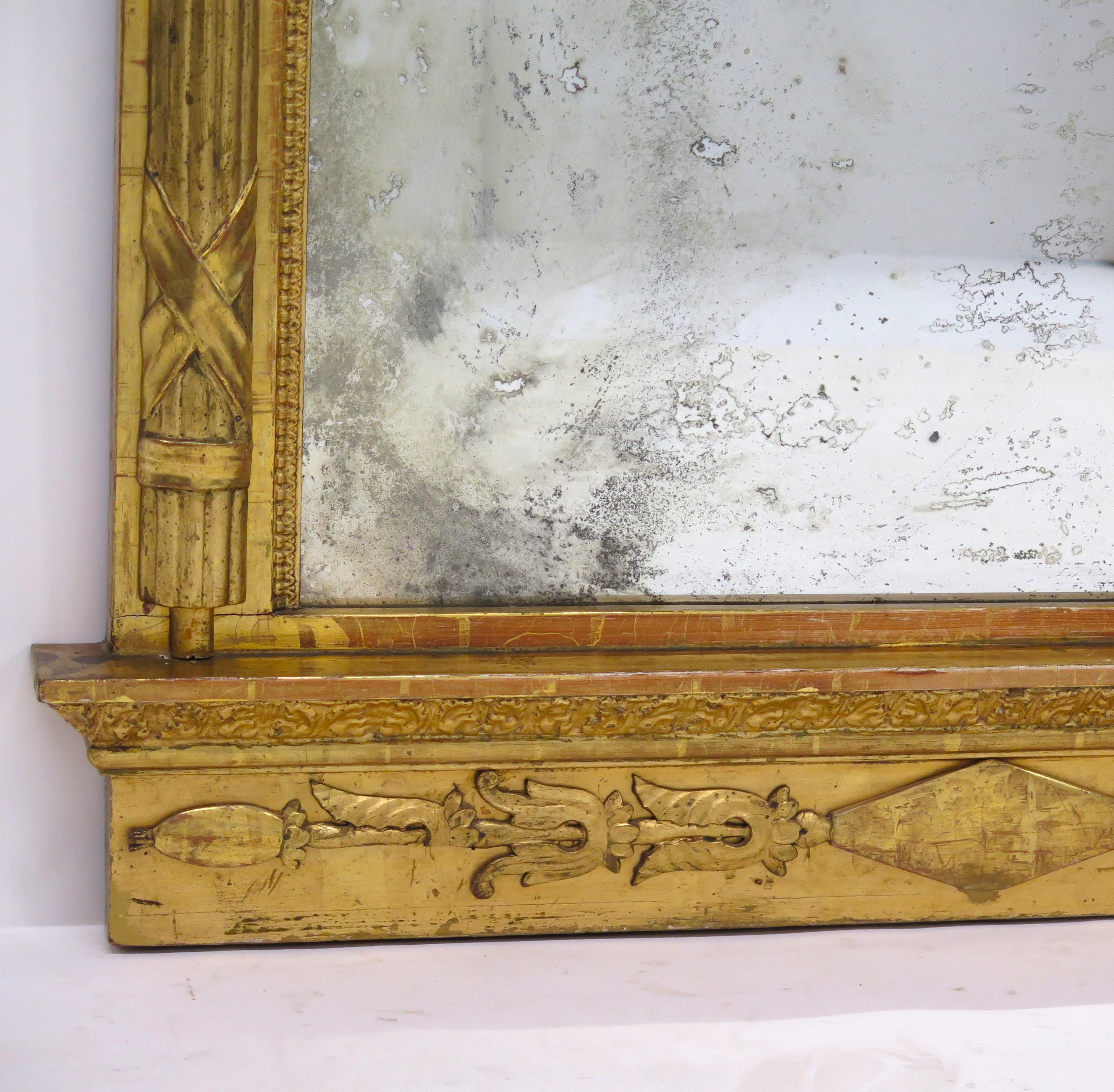 Gran espejo de muelle neoclásico sueco de madera dorada, hacia 1820, con cresta arqueada siglo XIX en venta