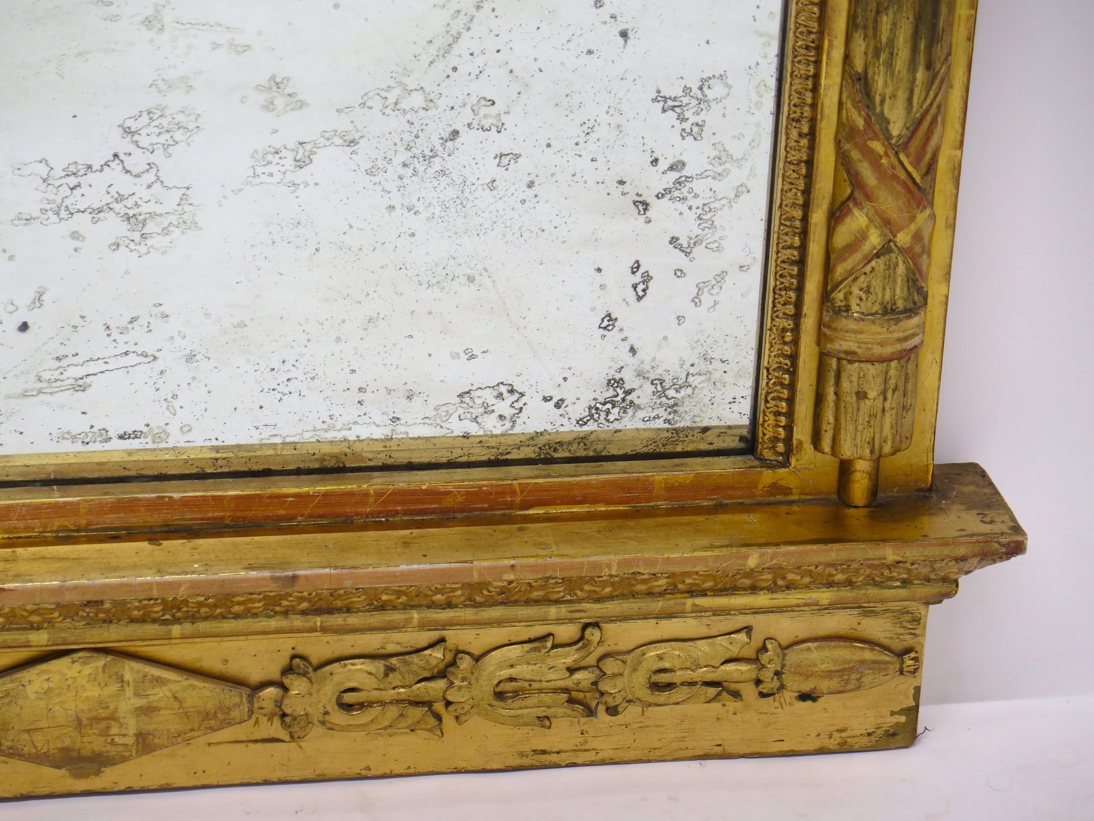 Gran espejo de muelle neoclásico sueco de madera dorada, hacia 1820, con cresta arqueada Madera dorada en venta