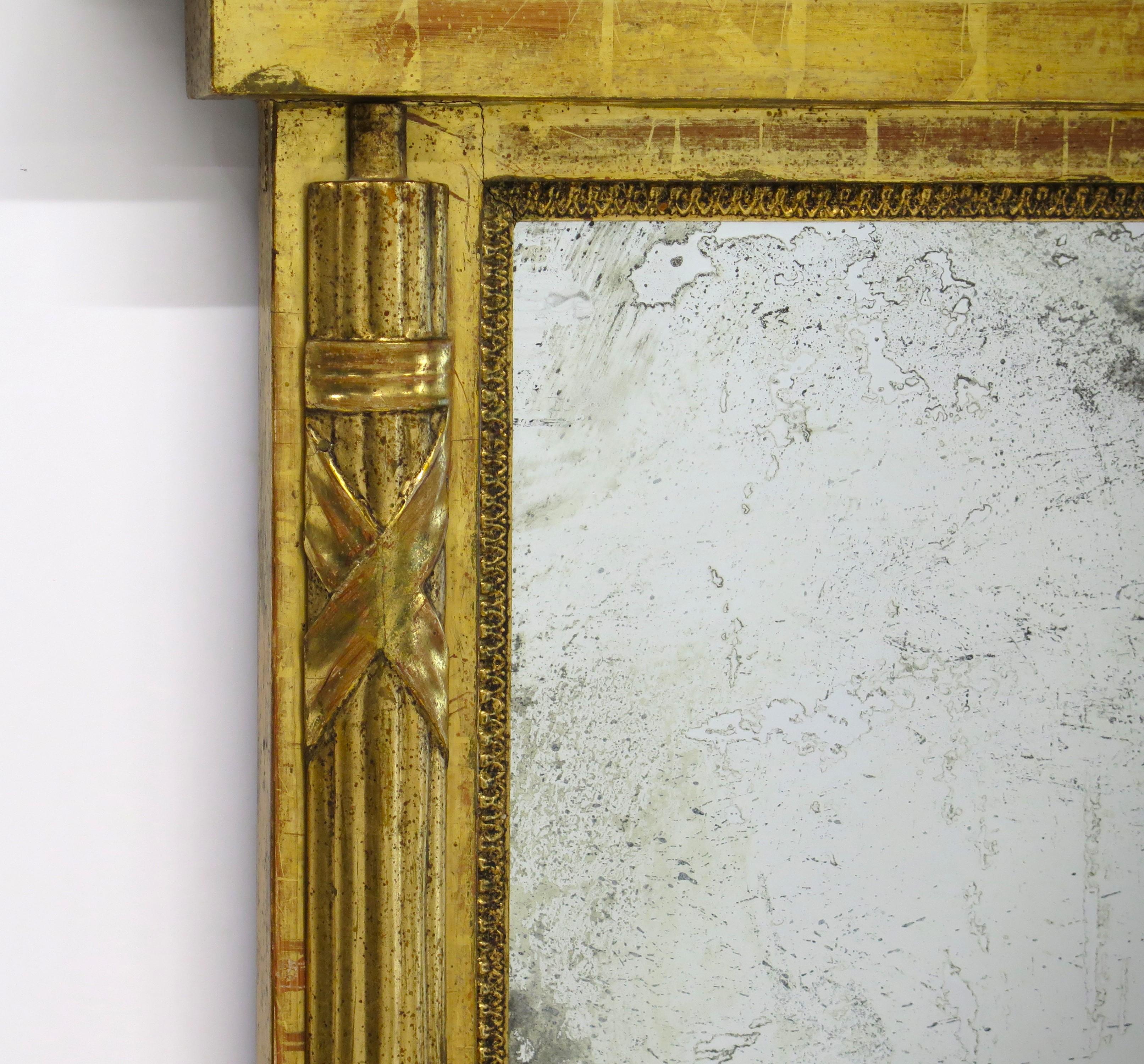 Gran espejo de muelle neoclásico sueco de madera dorada, hacia 1820, con cresta arqueada en venta 1