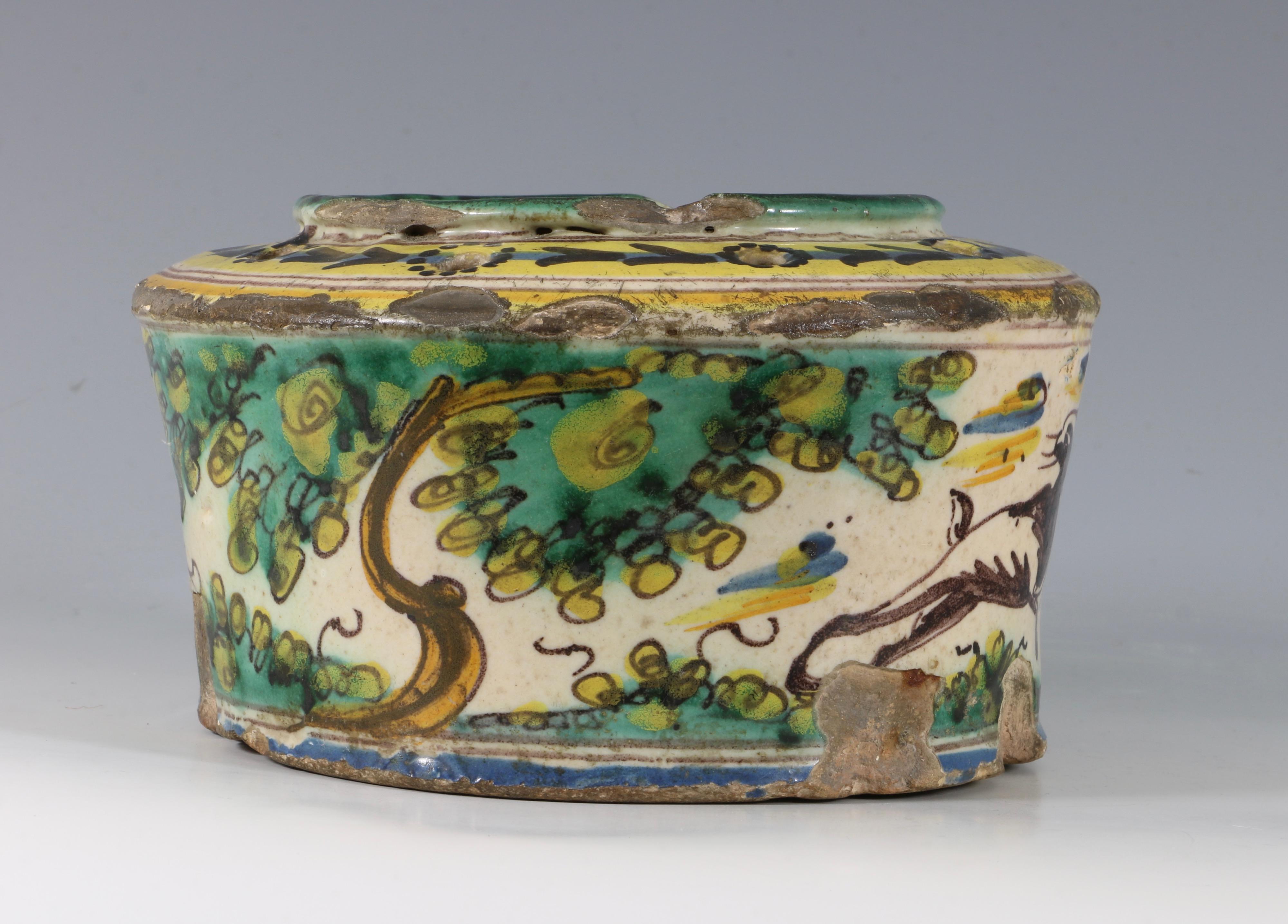 Large Spanish Faience Talevera Inkwell, 17th-18th Century In Distressed Condition For Sale In Frome, Somerset