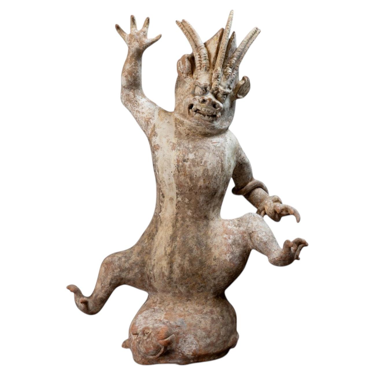 Una grande statuetta di guardiano di tomba Zhenmushou della Tang Dynasty