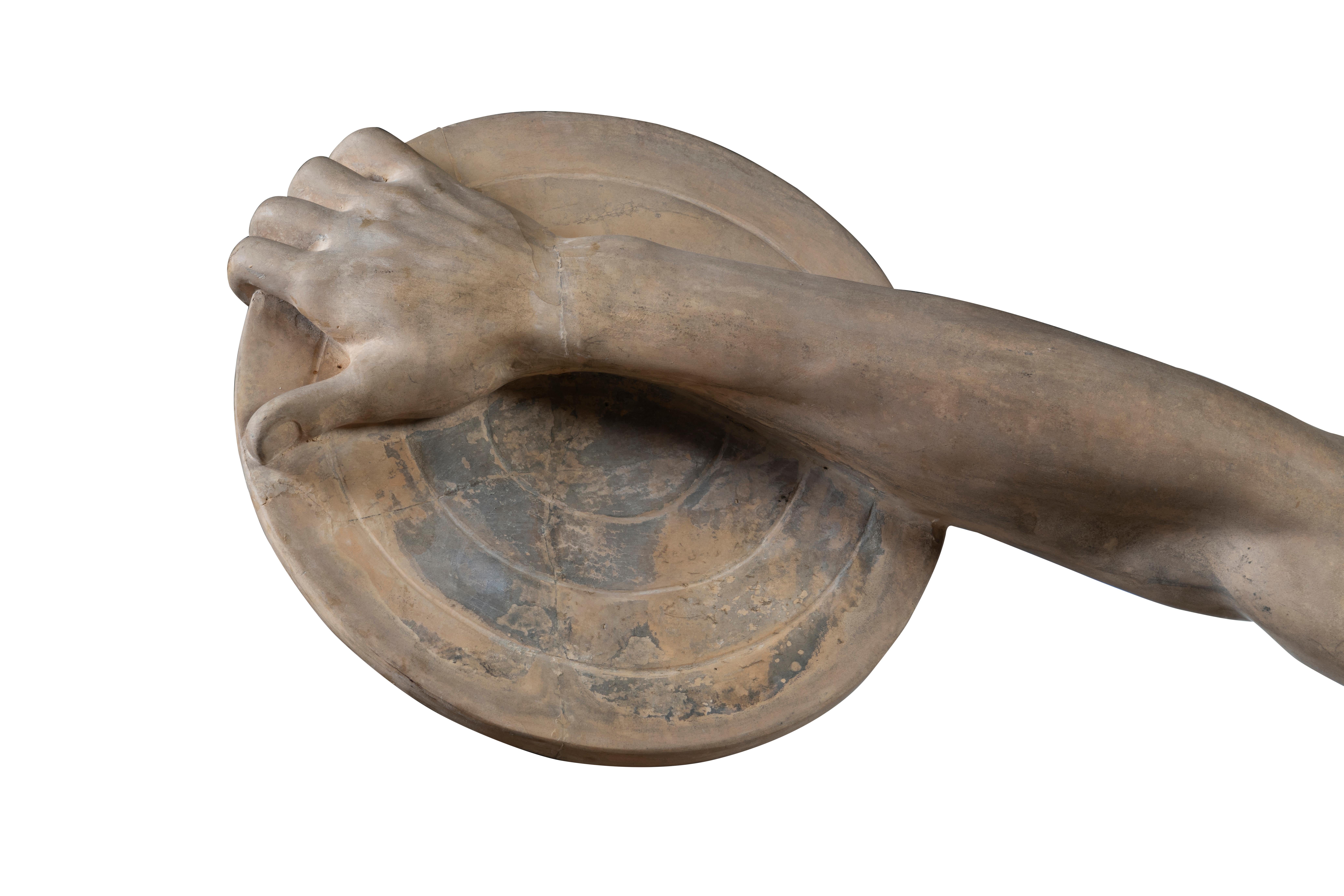 Grande statua di Discobolo in terracotta, XIX secolo

Una statua in terracotta del greco classico 'Discobolo' di Myron. Questa figura in particolare è modellata sulla copia in marmo romano del II secolo, il 
