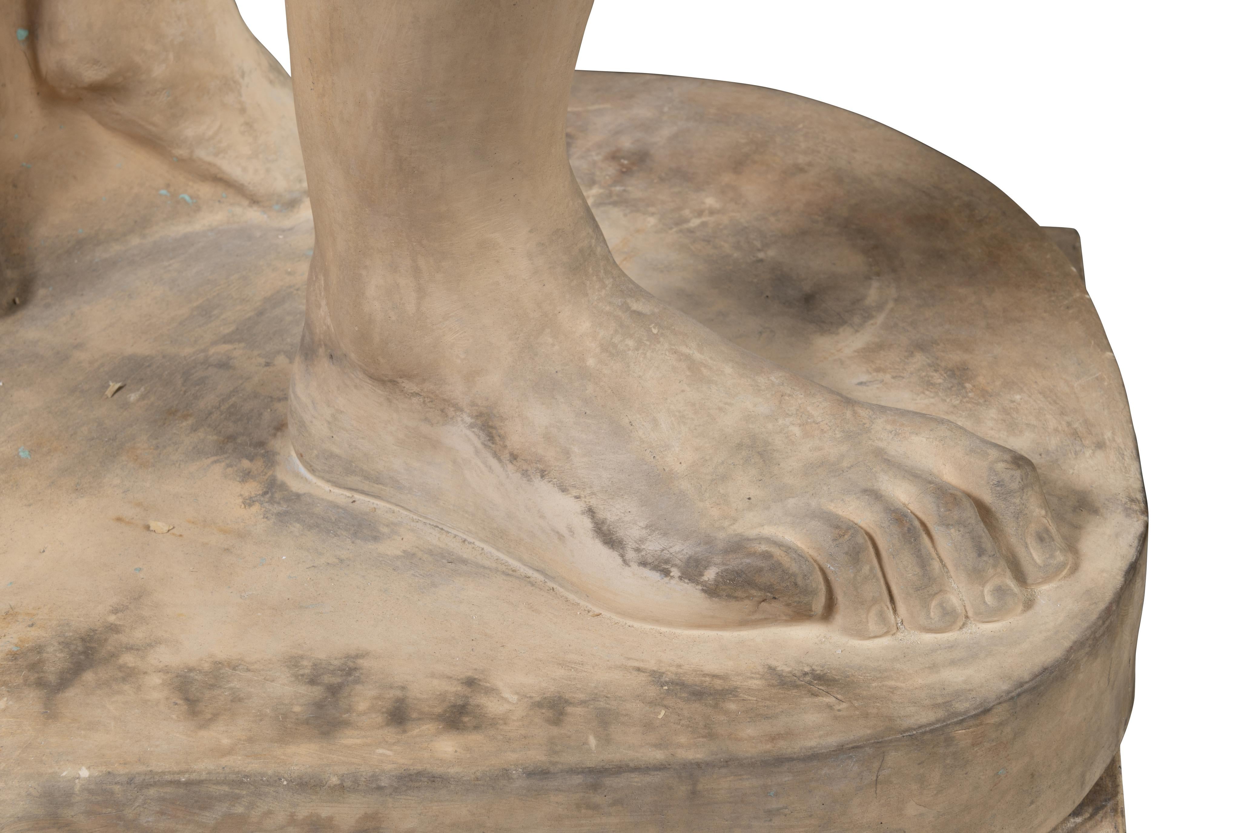 Fatto a mano Grande statua di Discobolo in terracotta, XIX secolo in vendita
