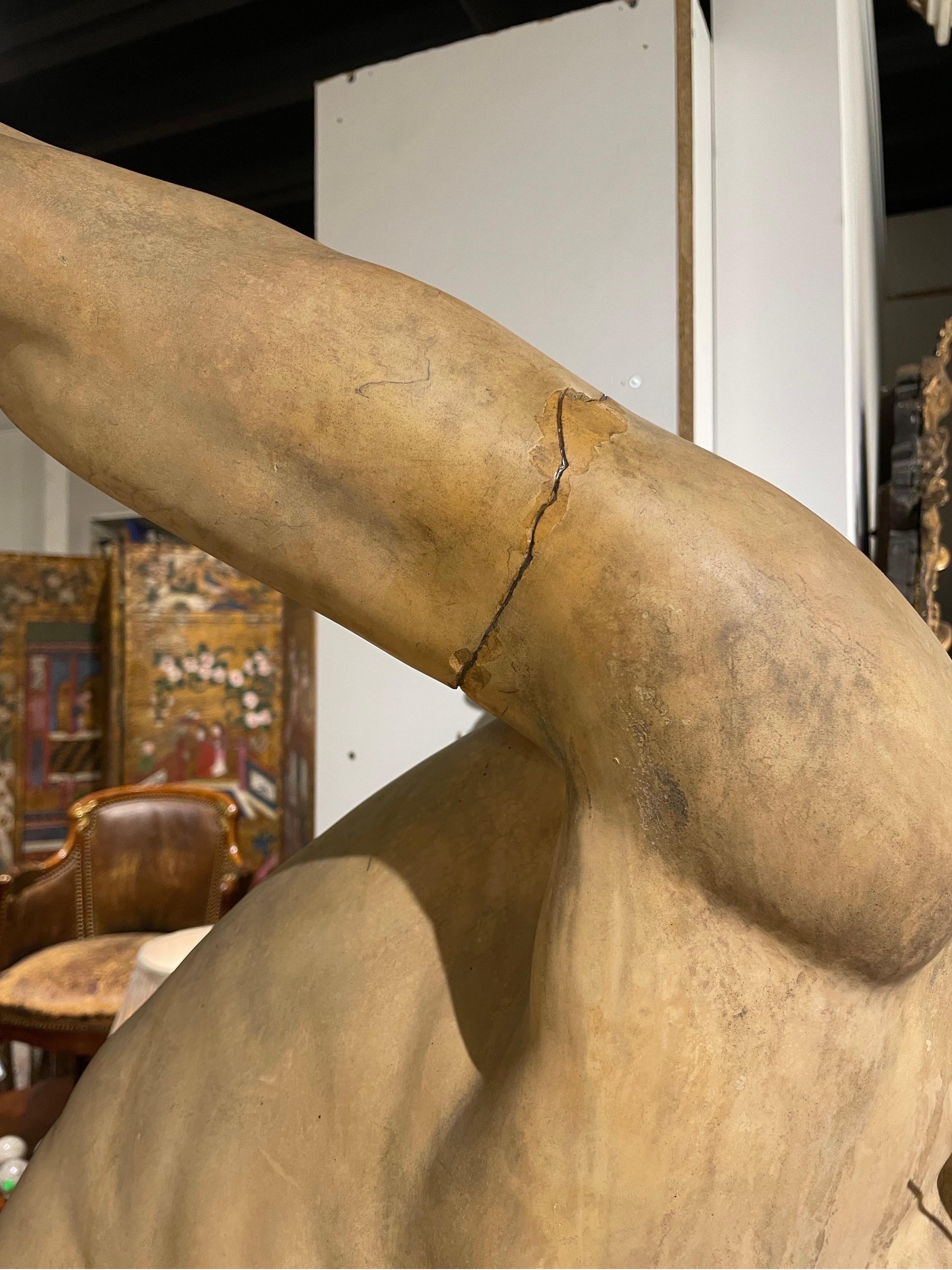 Terracotta Grande statua di Discobolo in terracotta, XIX secolo in vendita