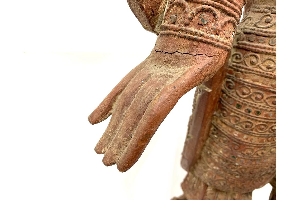 Una grande divinità danzante in legno intagliato tailandese o birmano in vendita 2