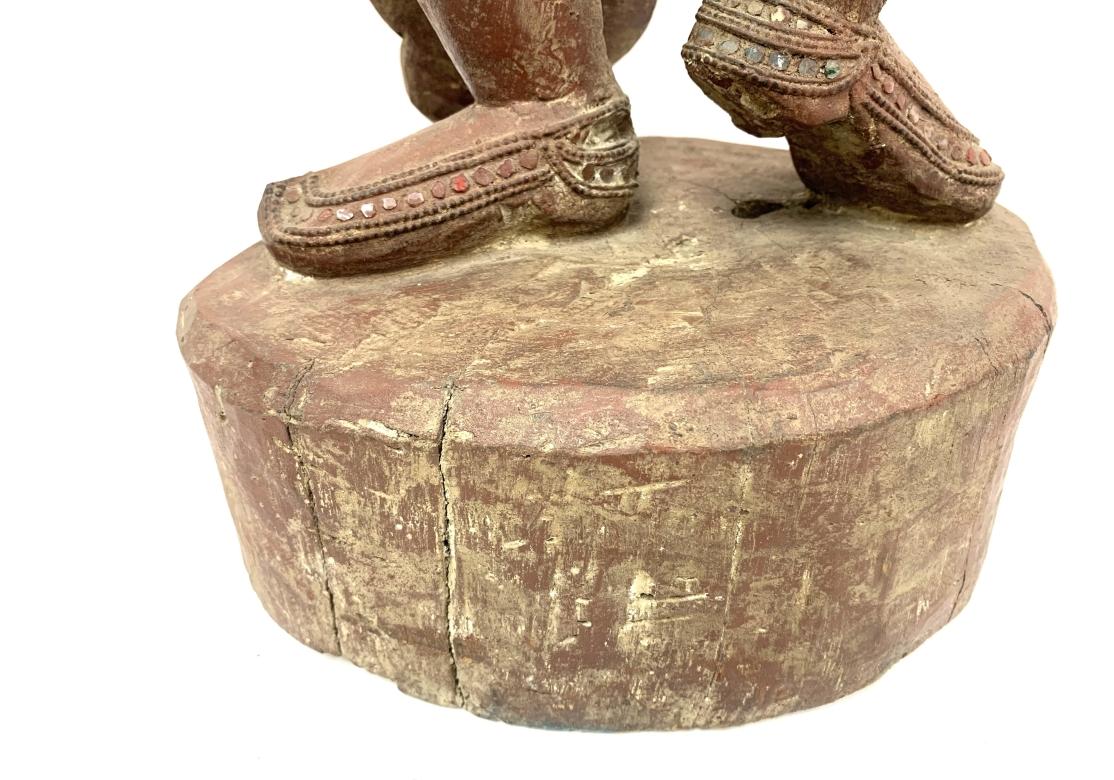 Una grande divinità danzante in legno intagliato tailandese o birmano in vendita 3
