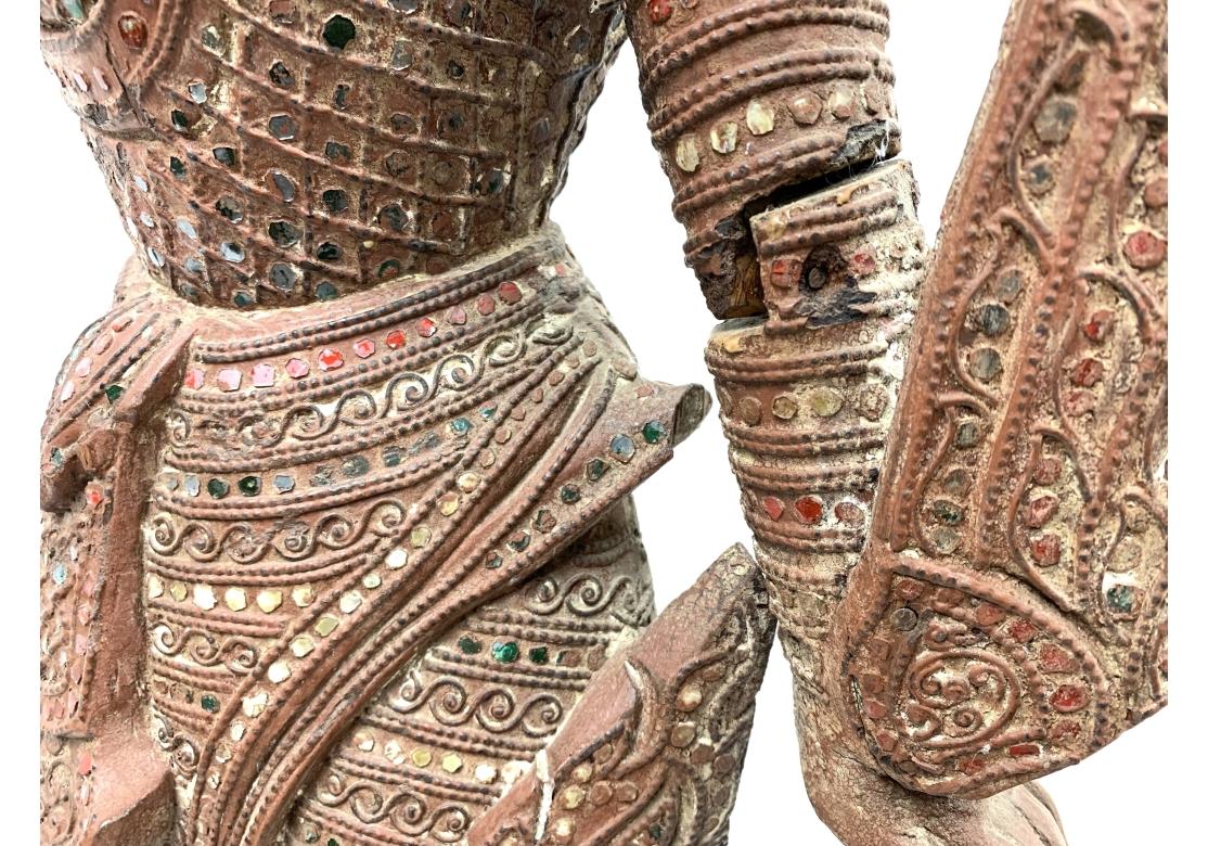 Una grande divinità danzante in legno intagliato tailandese o birmano in vendita 4