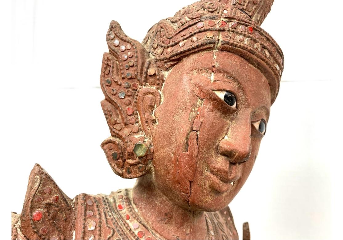 Una grande divinità danzante in legno intagliato tailandese o birmano in vendita 6