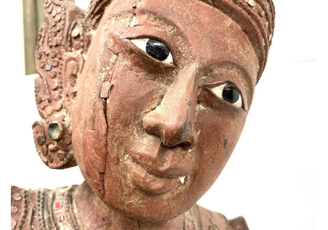 Una grande divinità danzante in legno intagliato tailandese o birmano in vendita 7