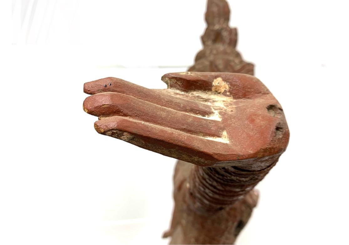 Una grande divinità danzante in legno intagliato tailandese o birmano in vendita 10