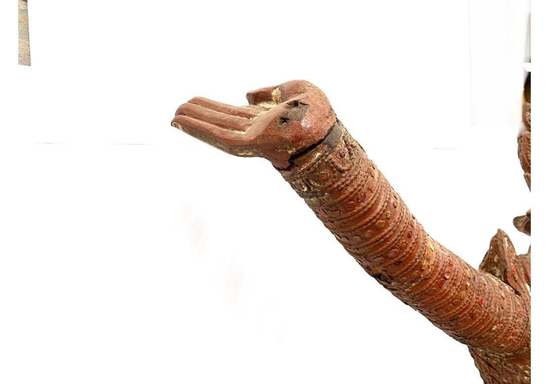 Scultura in legno tailandese o birmana, probabilmente risalente alla fine del XIX o all'inizio del XX secolo. La scultura  raffigura una figura danzante o un guardiano del tempio ed è indicativo delle ricche tradizioni di intaglio del legno presenti